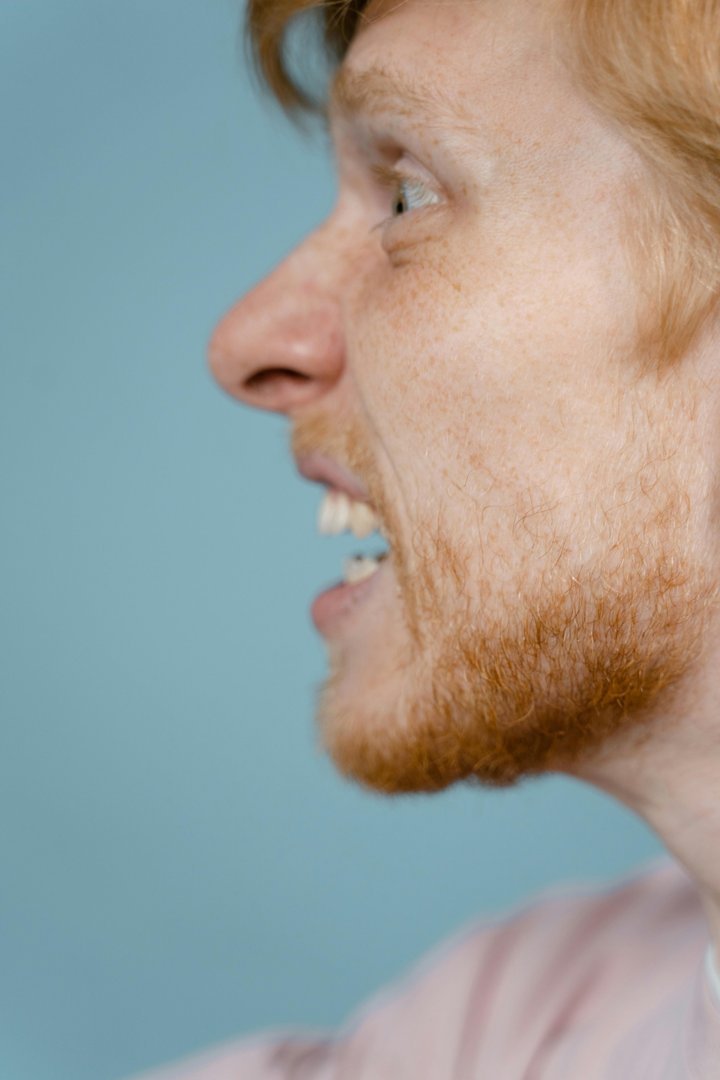 A side-view of an angry man shouting | Source: Pexels