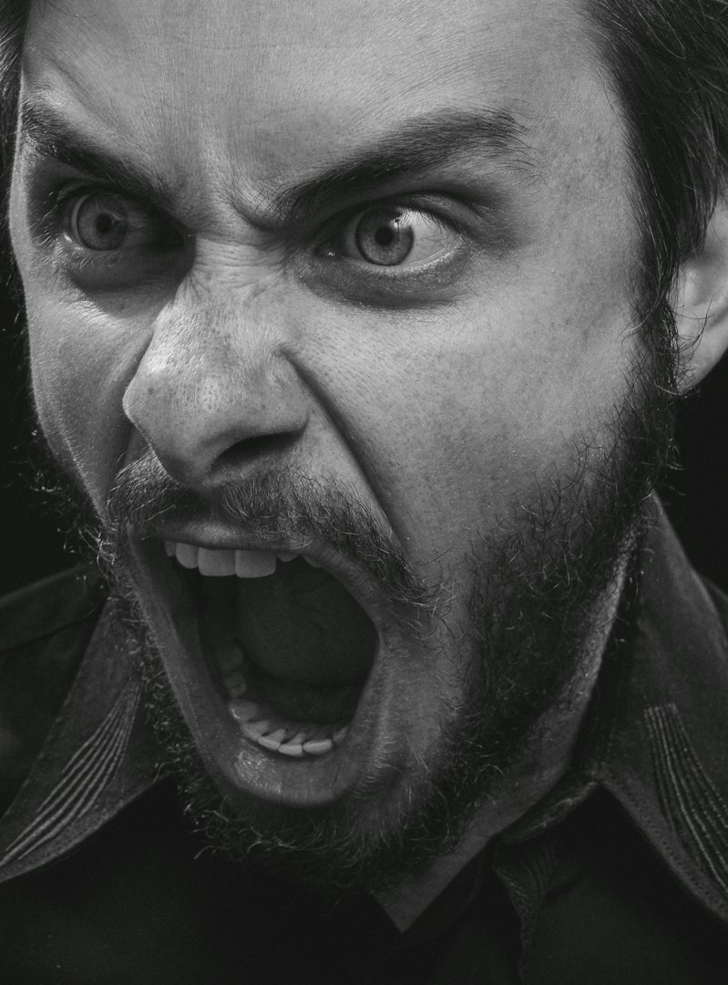 A close-up of a man shouting | Source: Pexels