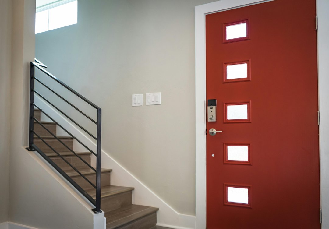 A closed front door | Source: Pexels