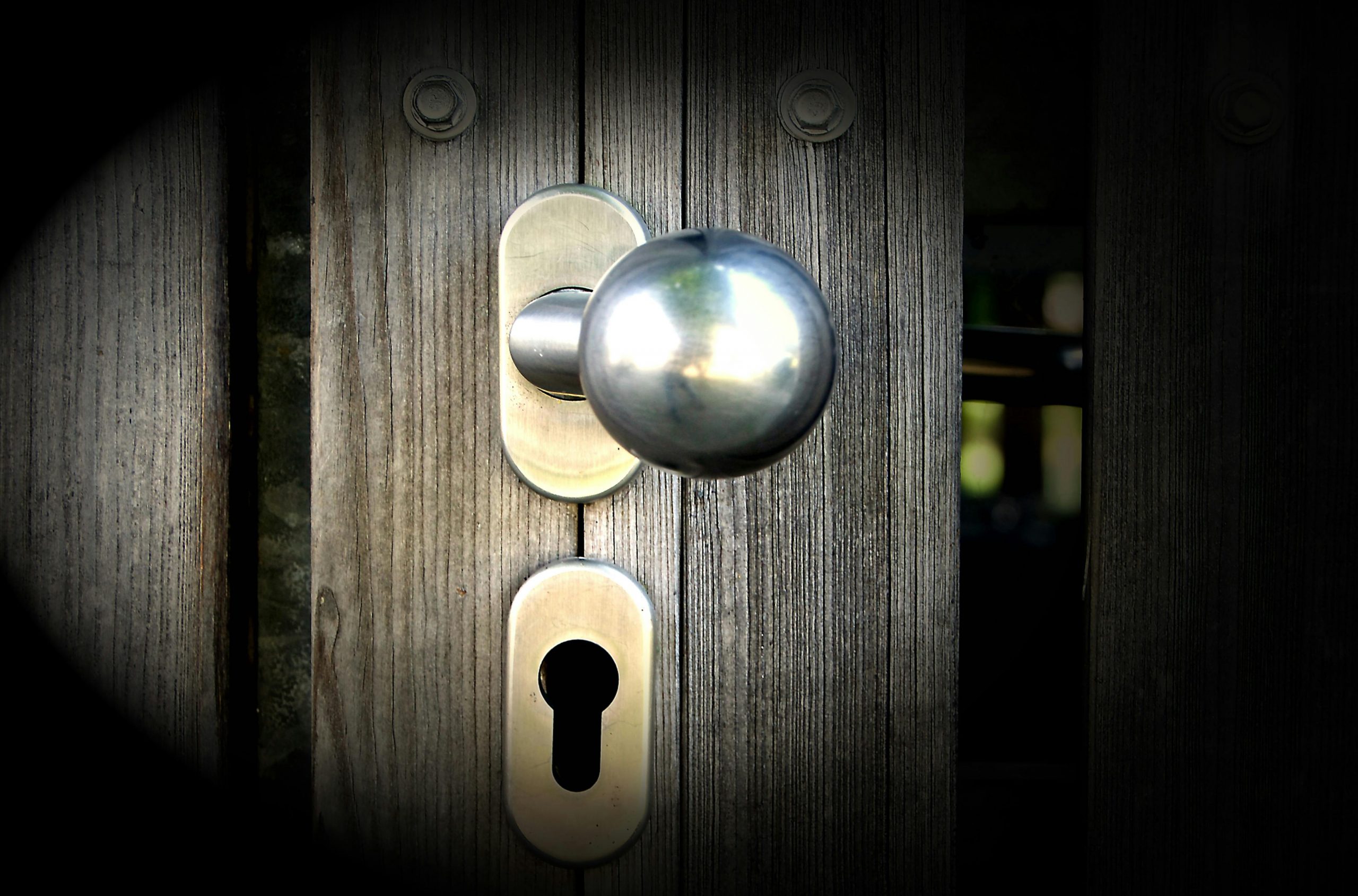 A close-up of a door's nob and key hole | Source: Pexels