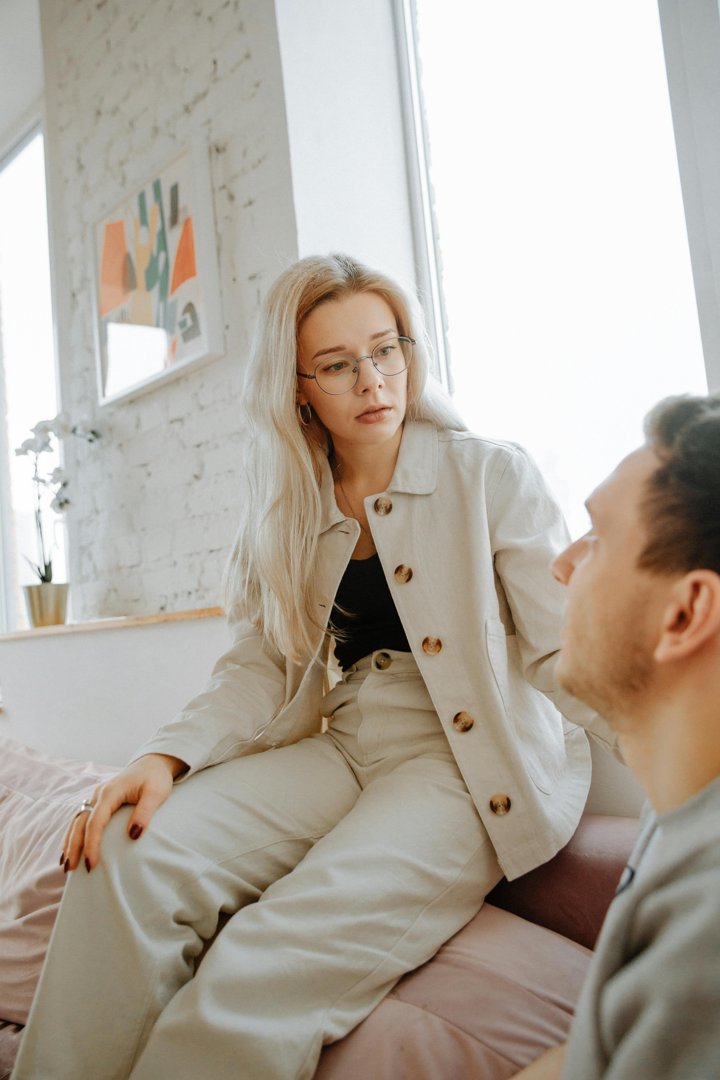 A serious couple talking | Source: Pexels
