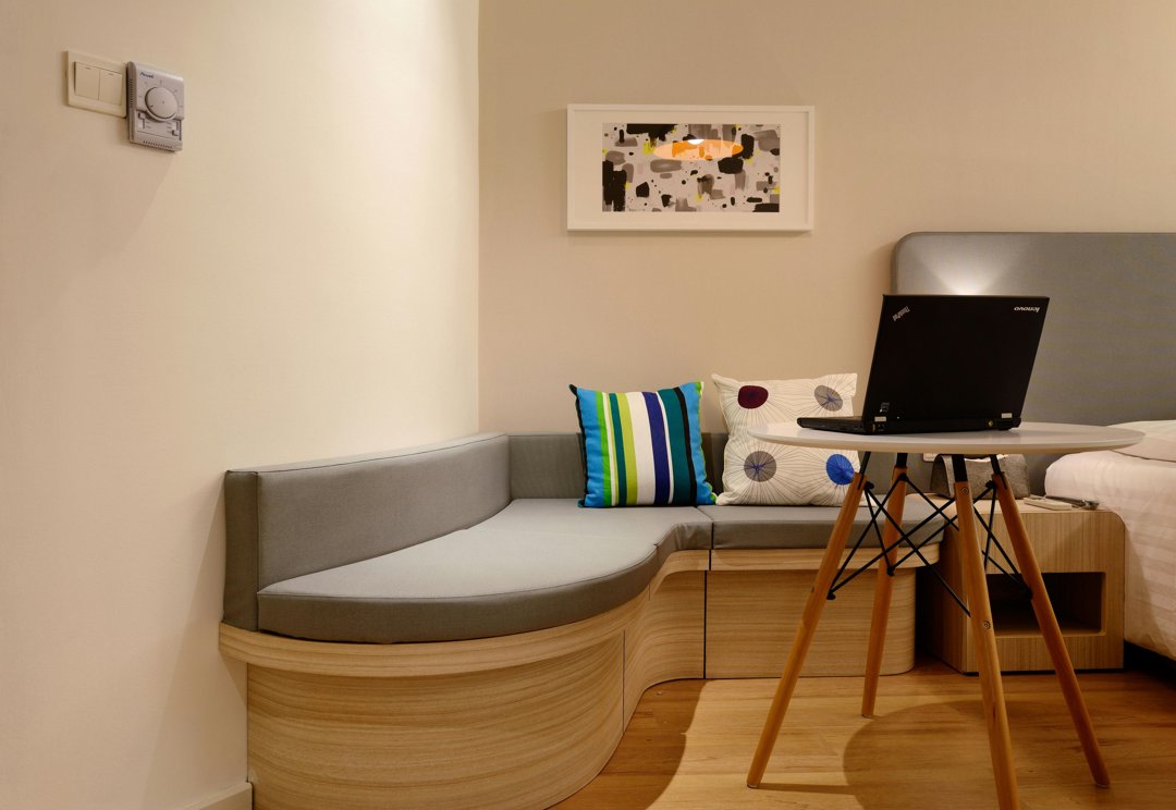 A bedroom with a laptop | Source: Pexels