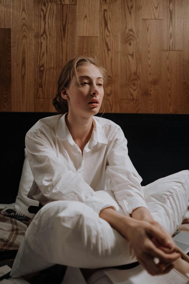 A frustrated woman sitting in bed | Source: Pexels