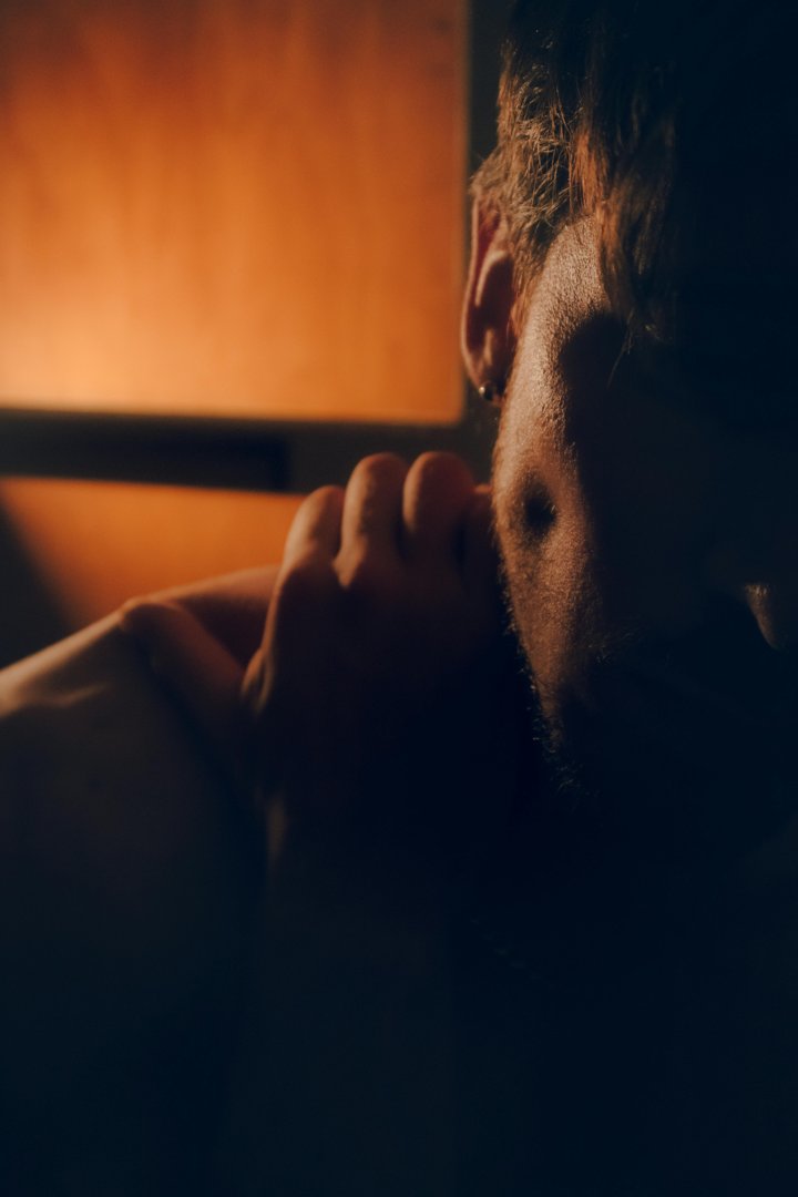 A silhouette of a man rubbing his shoulder | Source: Pexels