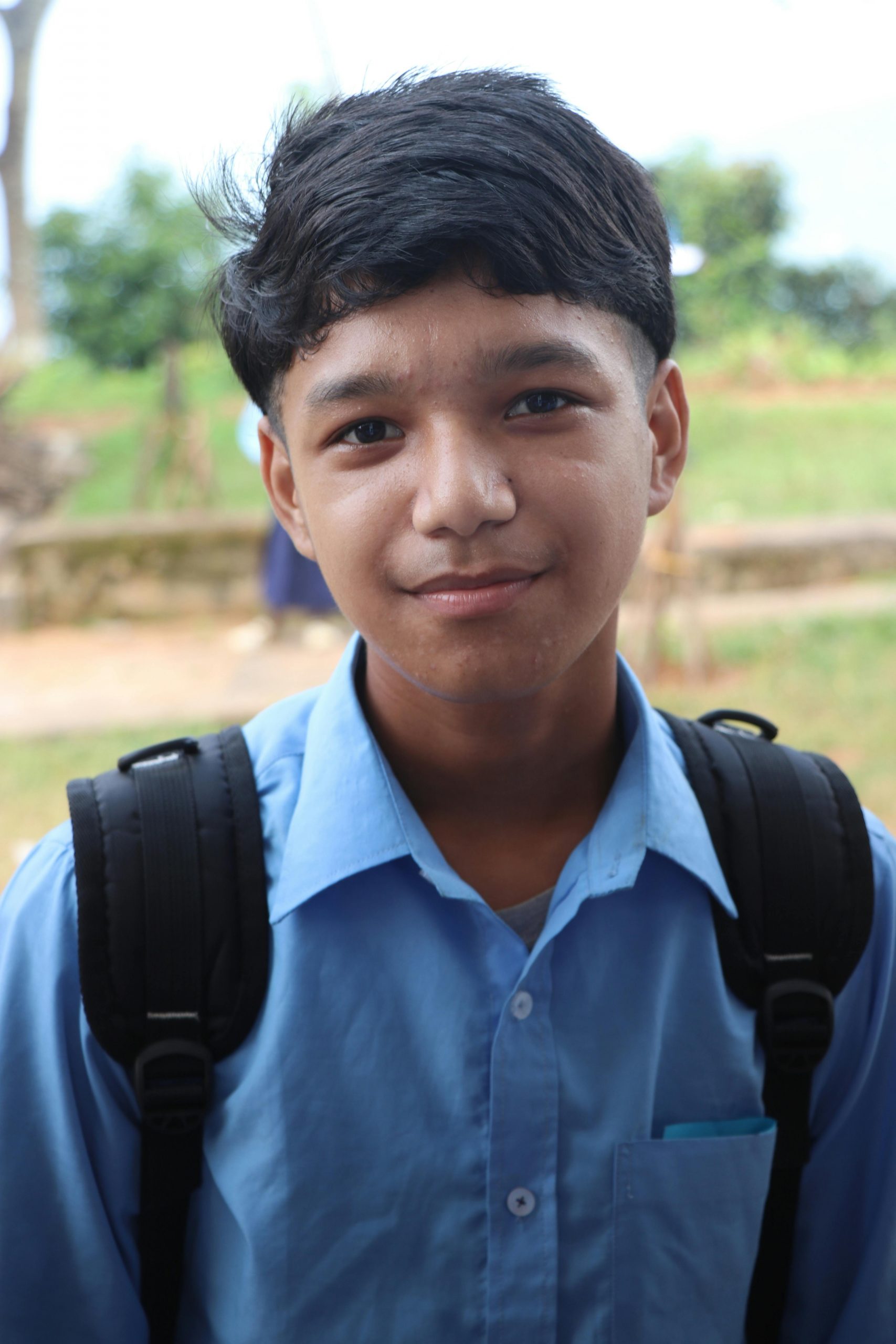 A boy carrying a backpack | Source: Pexels