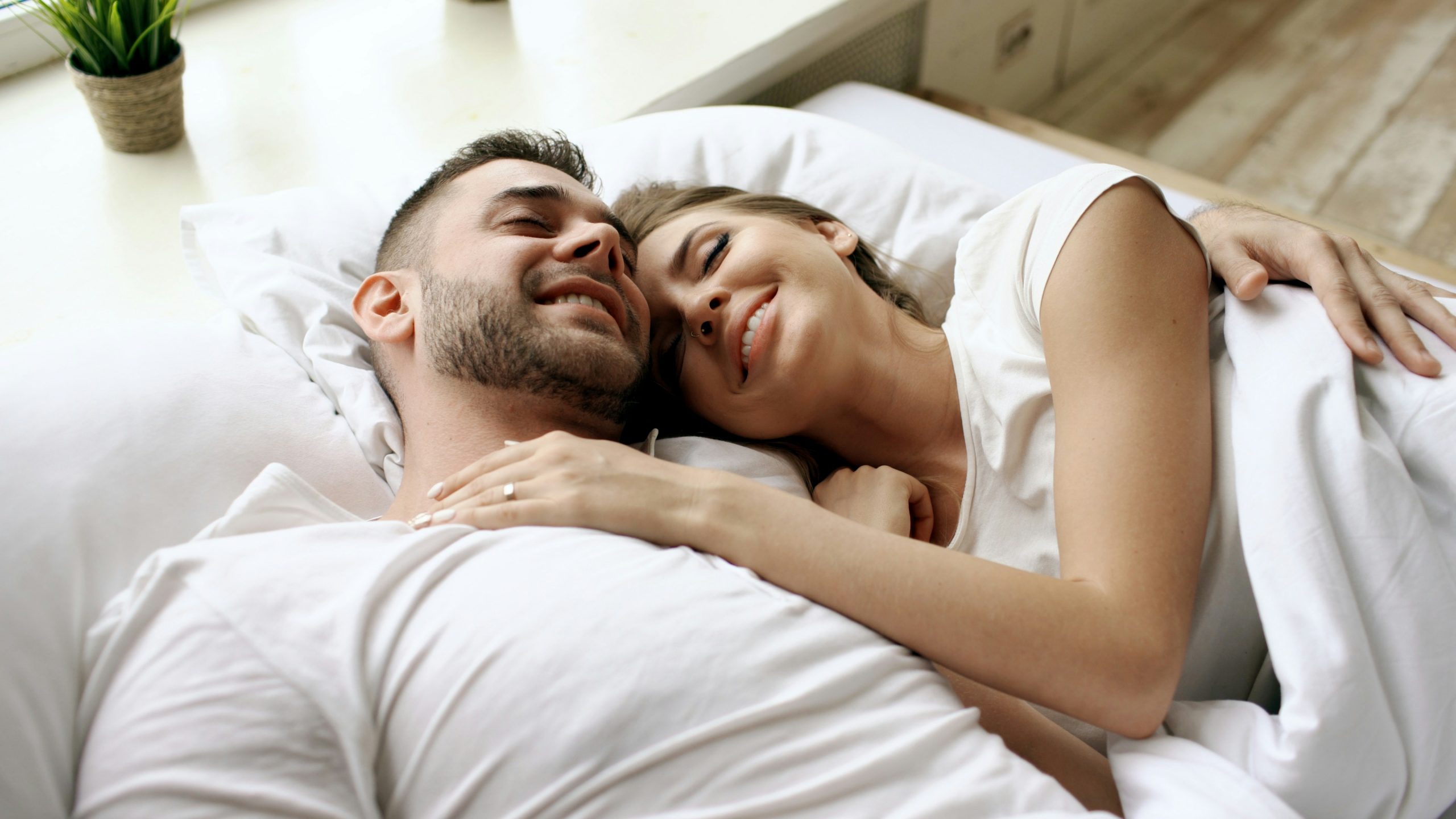 A happy couple in bed | Source: Unsplash
