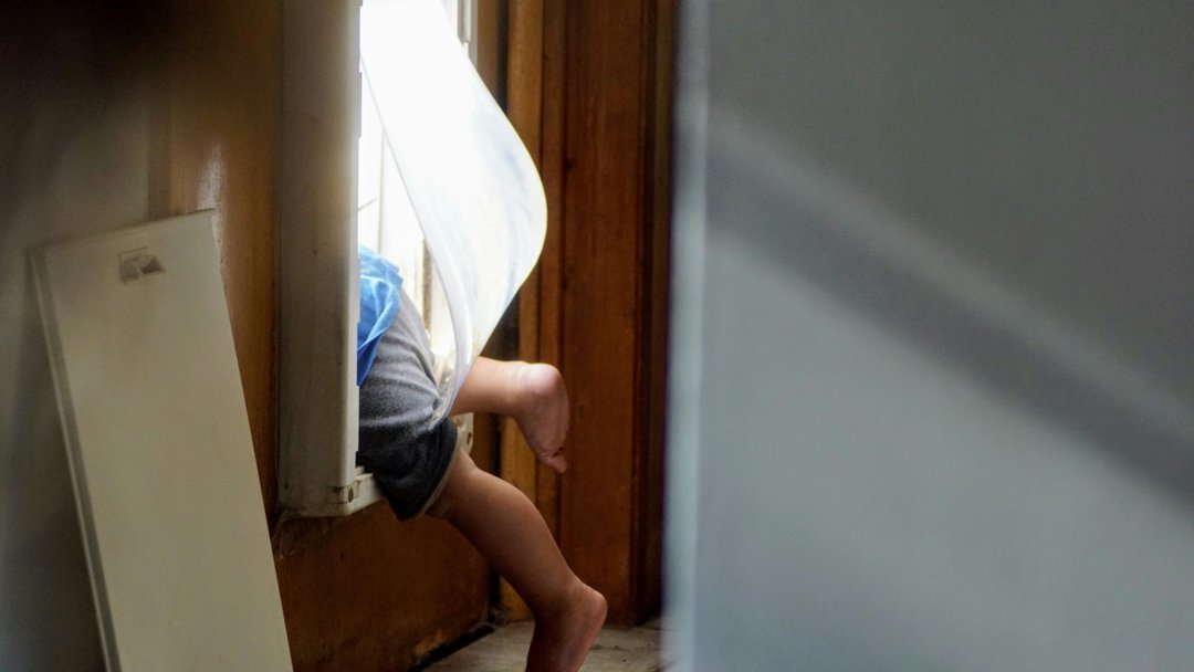 A child's feet through a doggy door | Source: Unsplash