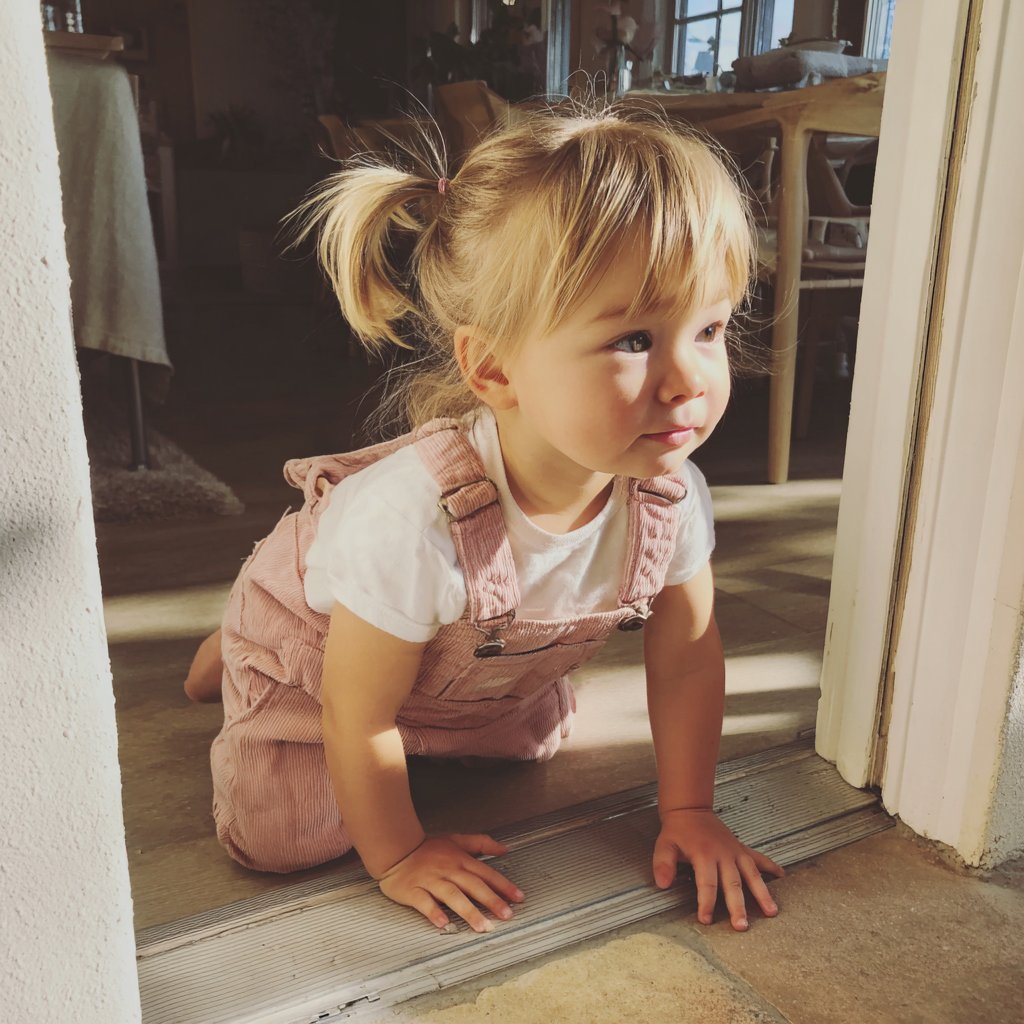 A crawling little girl | Source: Midjourney