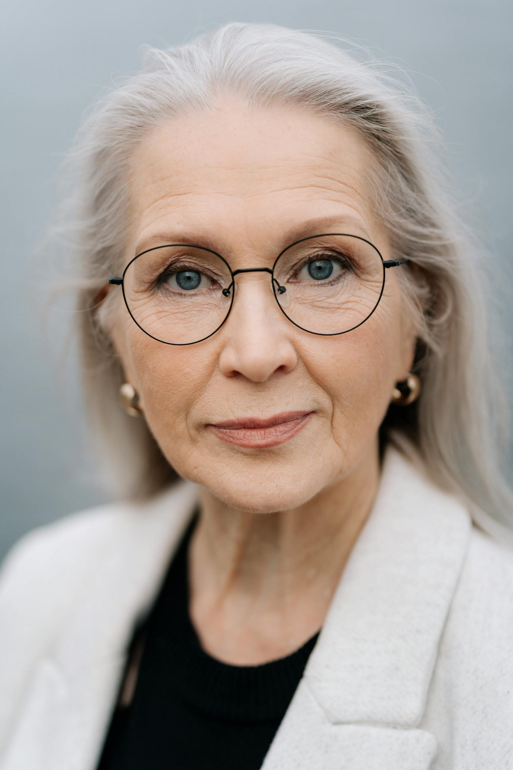 Senior woman with a serious facial expression | Source: Pexels