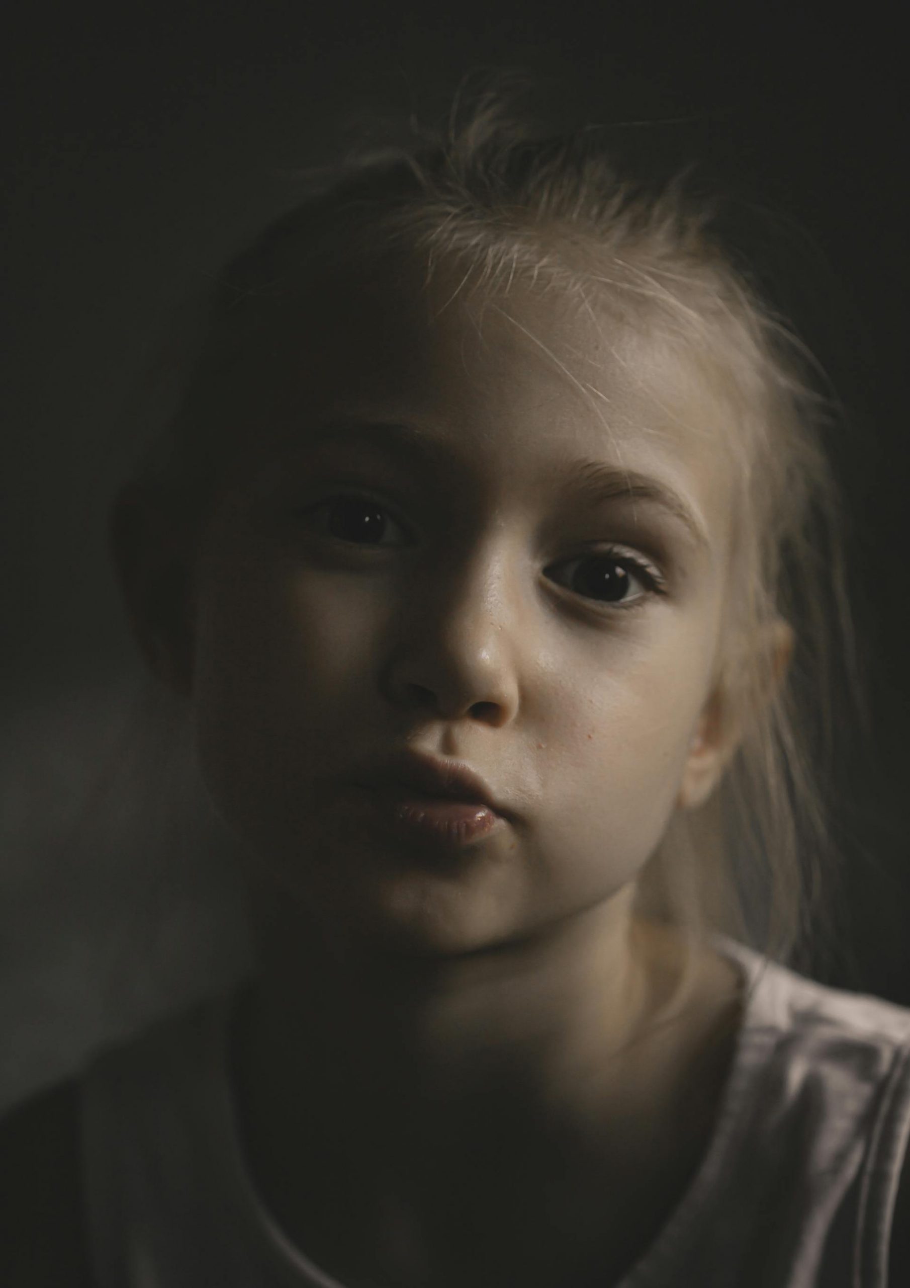 Close-up shot of a cute little girl | Source: Pexels
