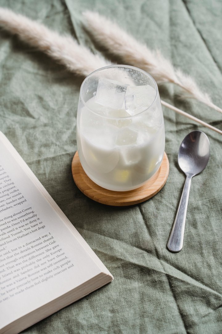 A glass of milk on a table | Source: Pexels