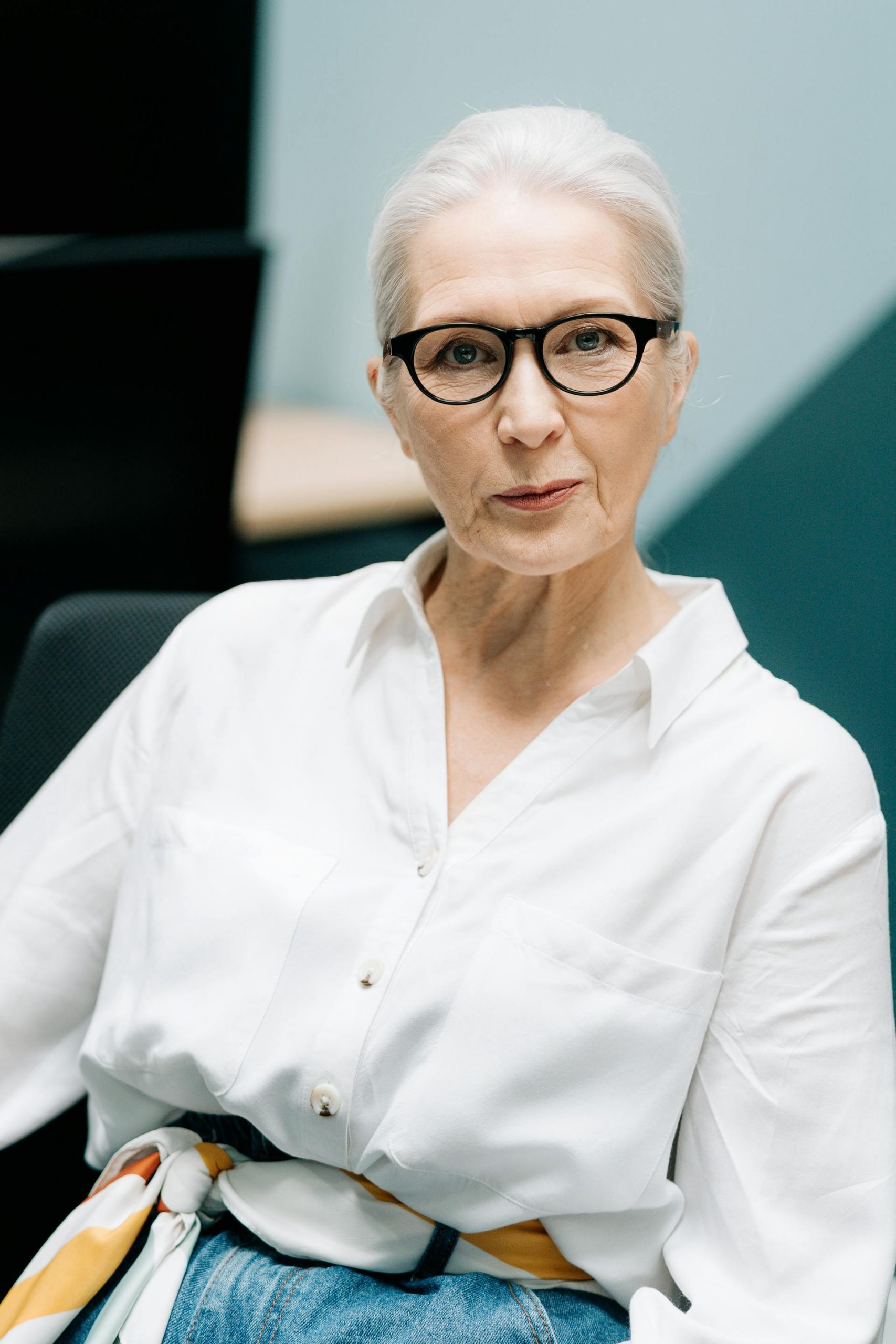 A senior woman sitting on a chair | Source: Pexels