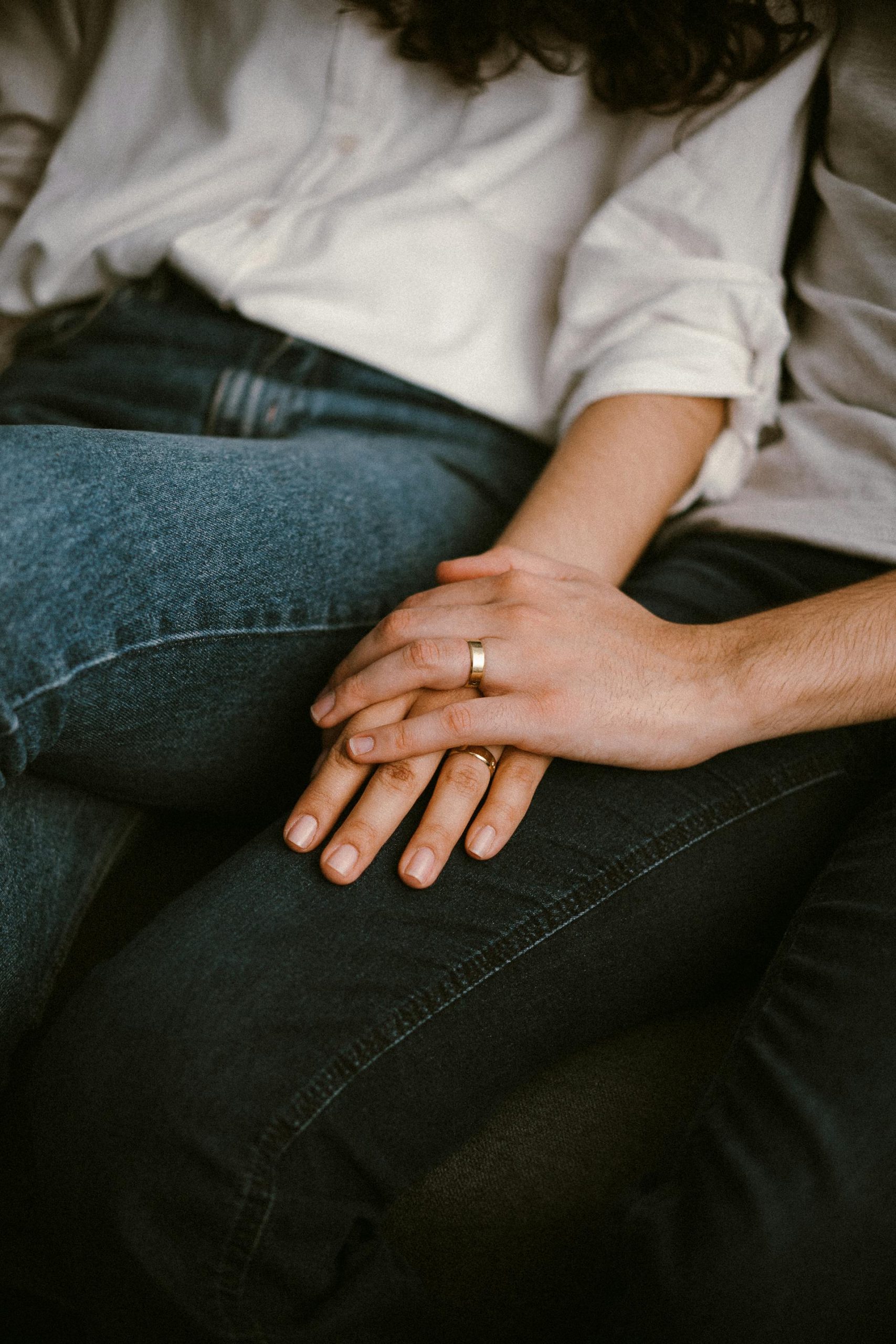A couple holding hands for support | Source: Pexels