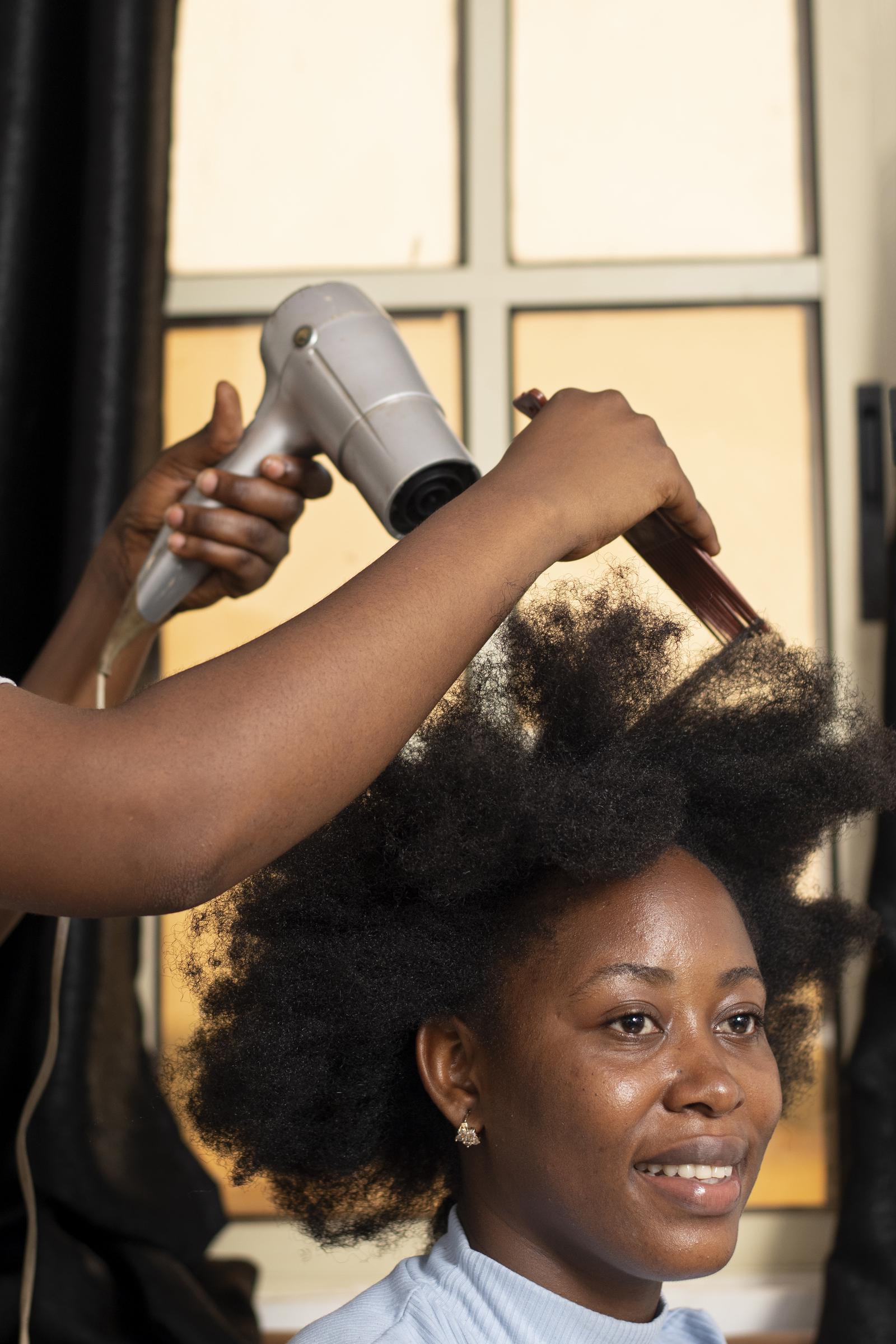 A woman getting her hair done | Source: Freepik