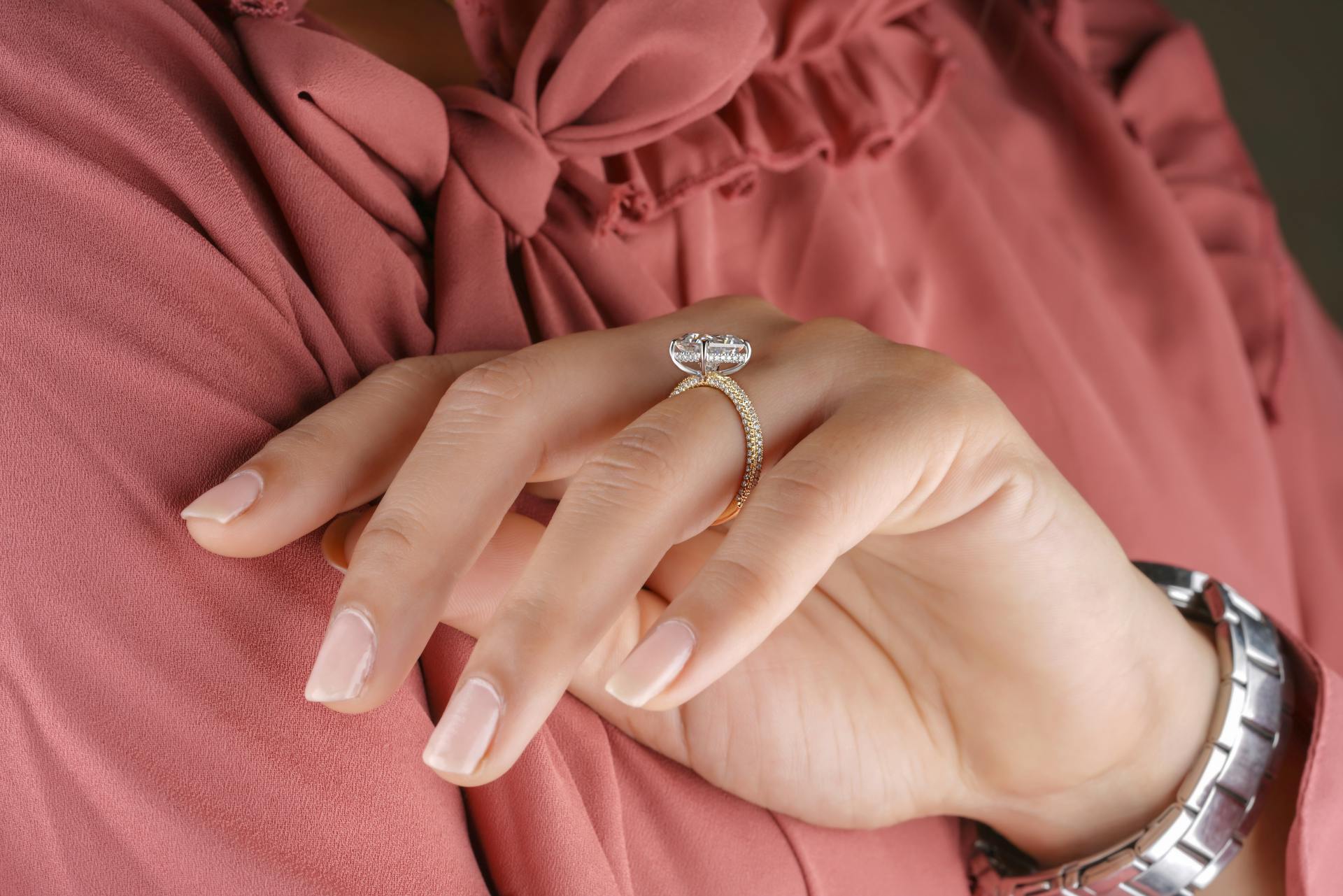 A ring in a woman's finger | Source: Pexels
