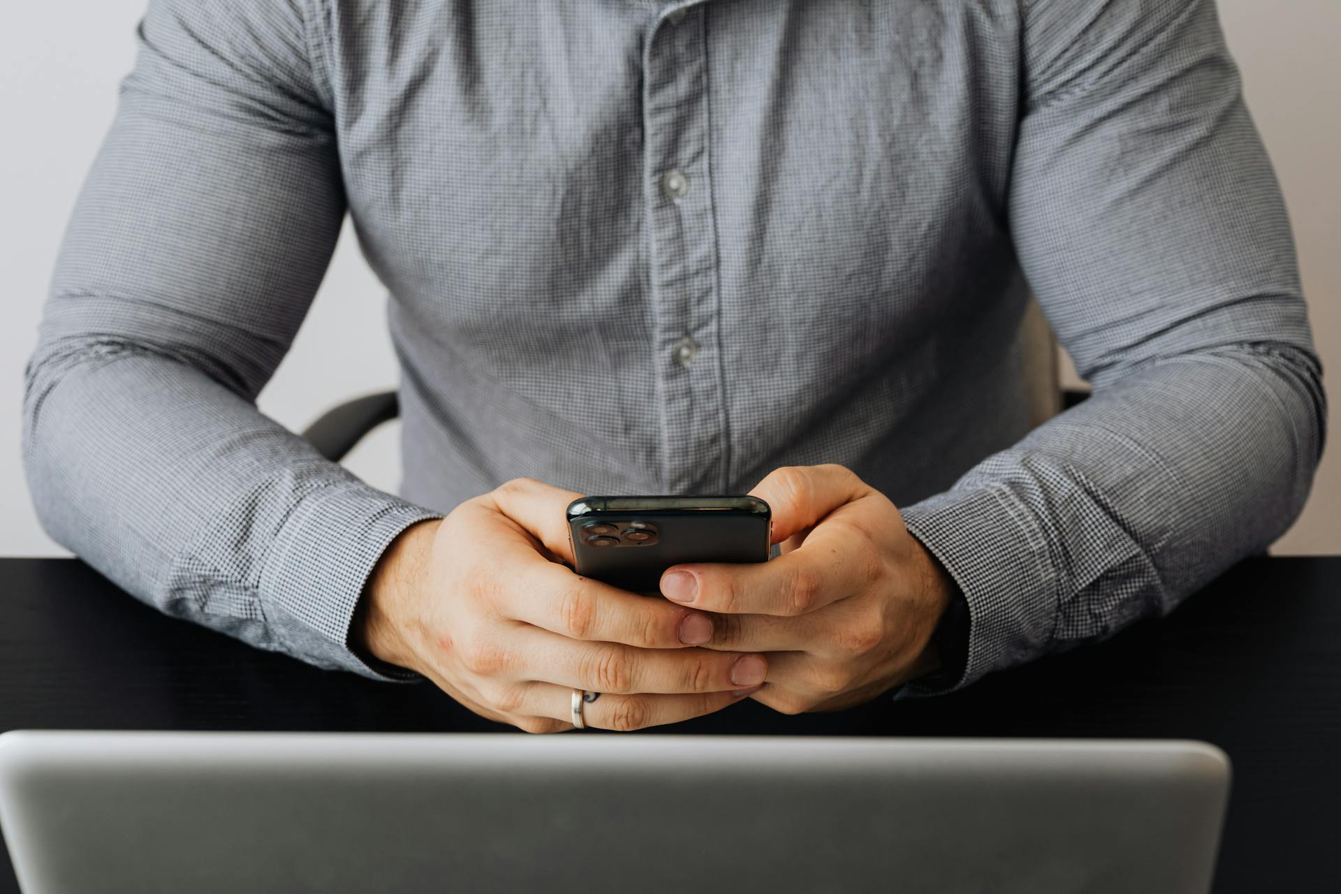 A man using his phone | Source: Pexels