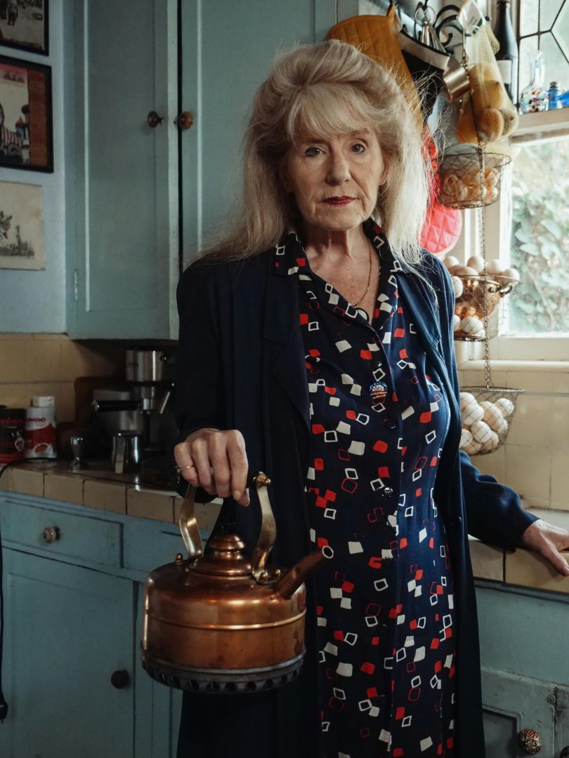 Senior woman holding a kettle | Source: Pexels