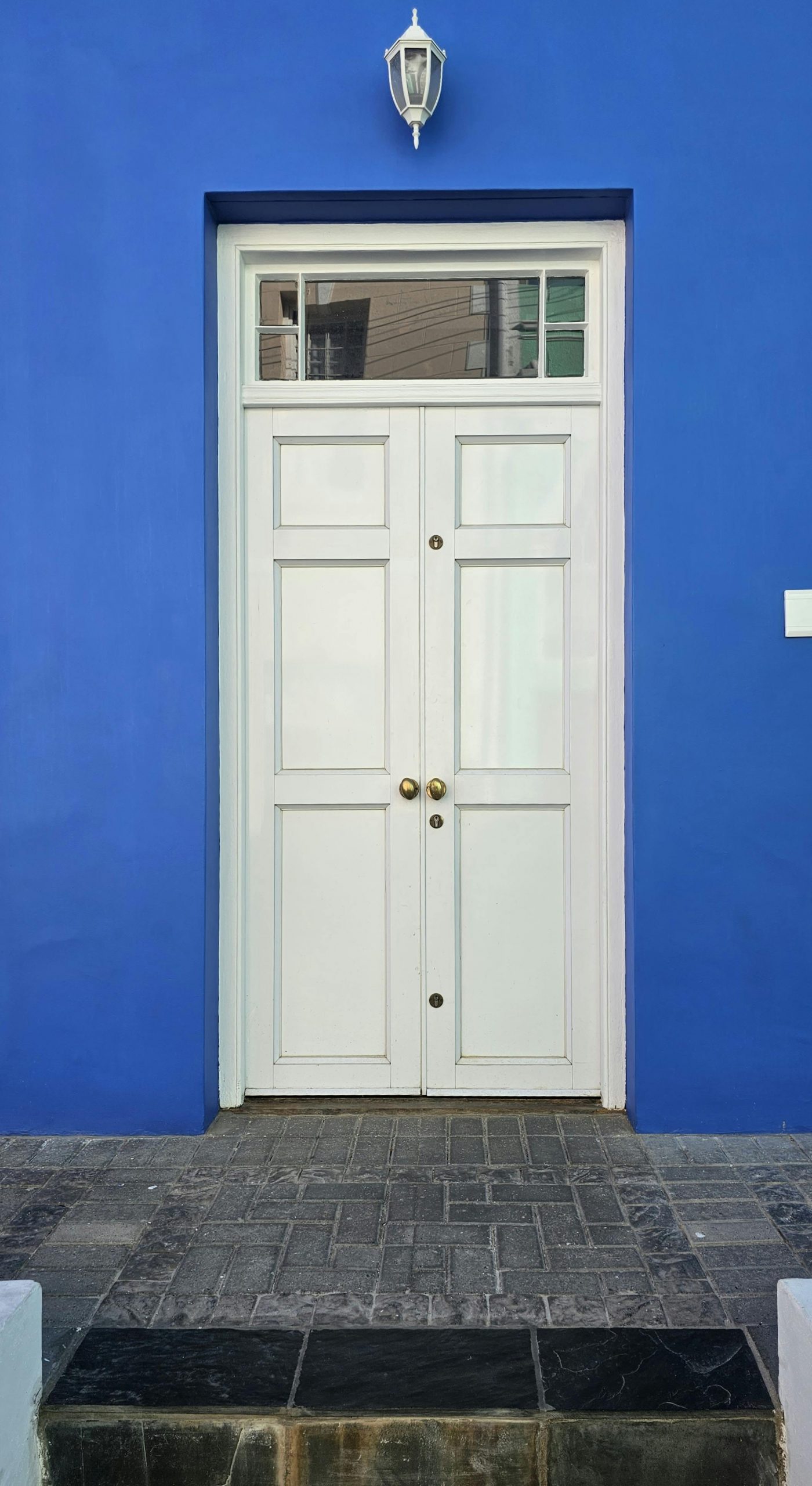 A closed front door | Source: Pexels