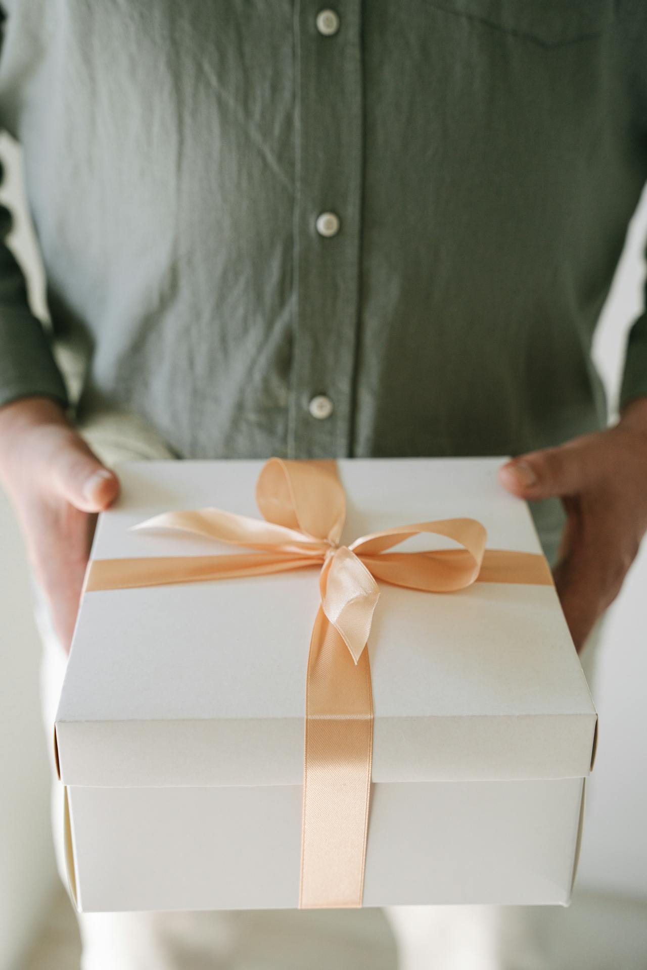 A man holding a gift box | Source: Pexels