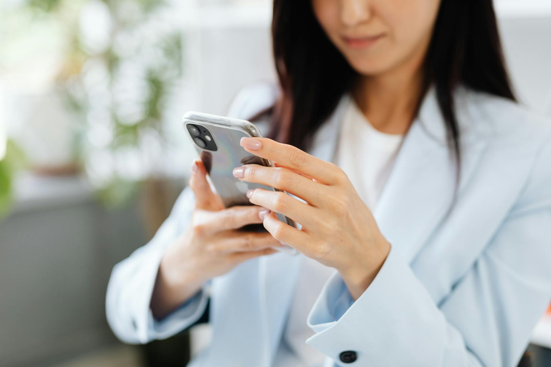 A woman holding her phone | Source: Pexels