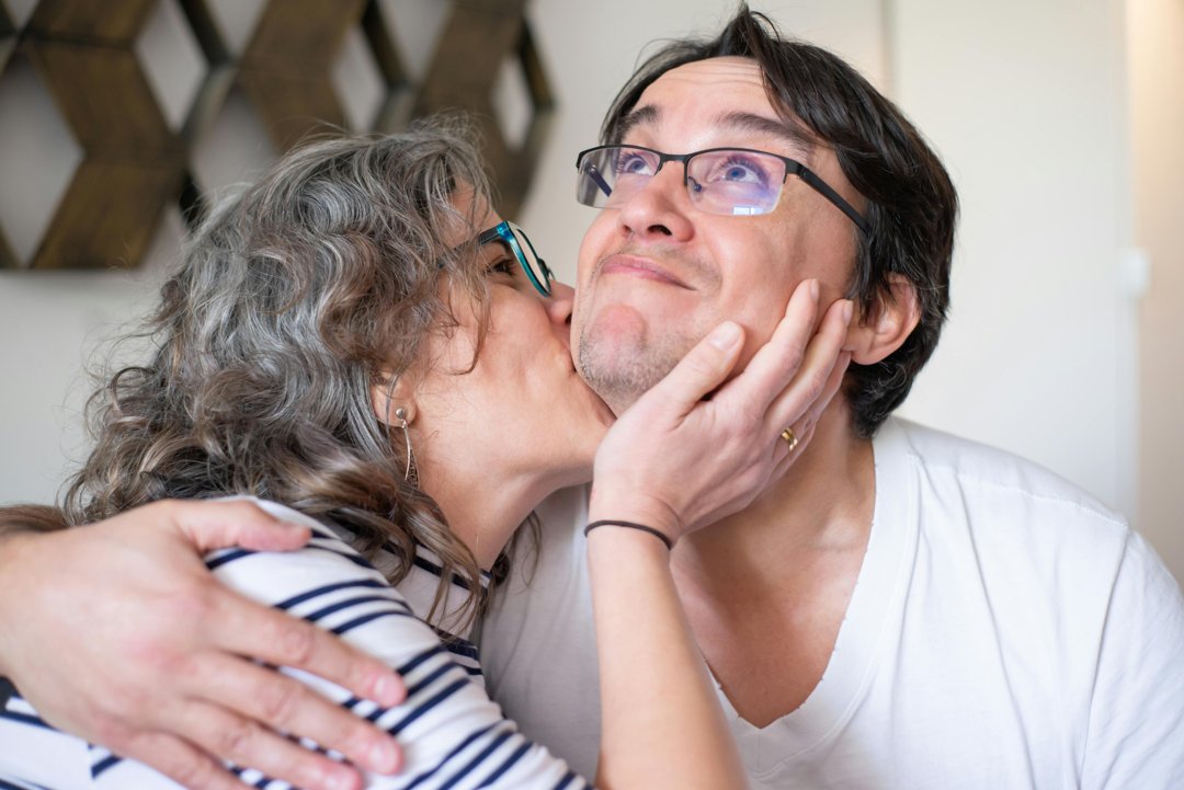 A woman kissing a man's cheek | Source: Pexels