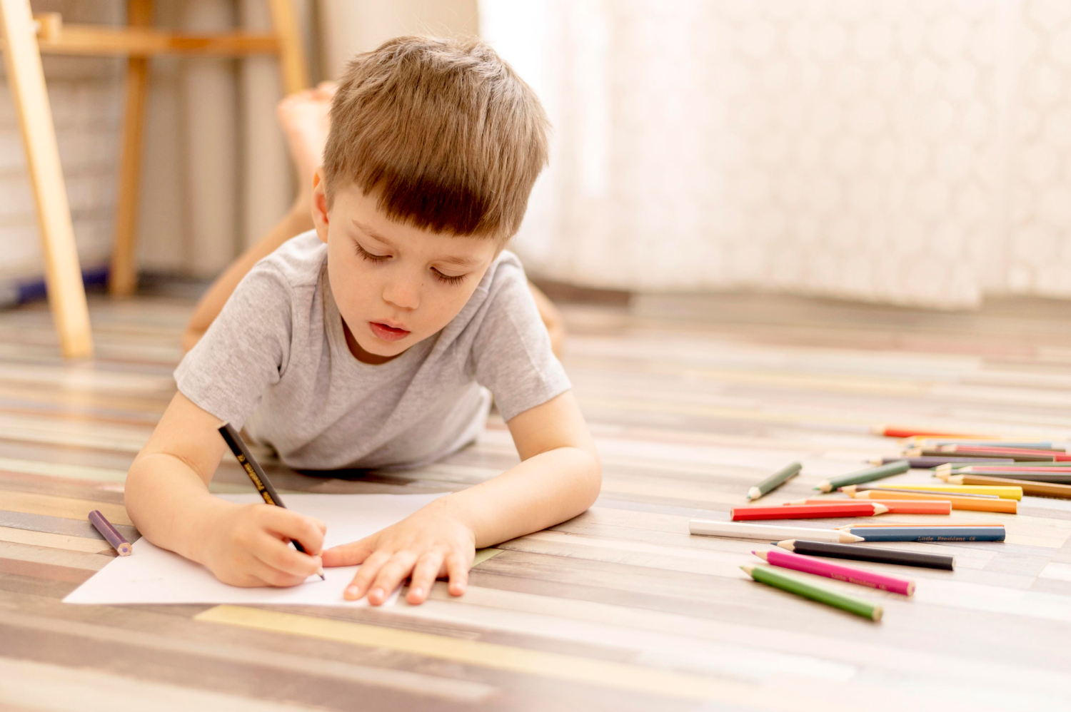 A little boy drawing a picture | Source: Freepik