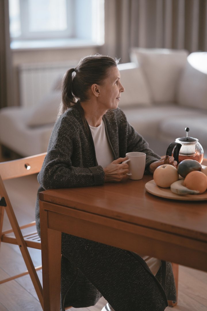 An older woman holding a mug of coffee | Source: Pexels