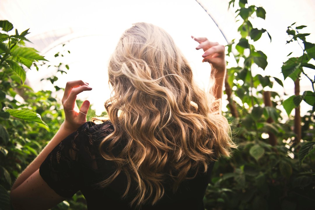 The rear view on a blonde woman | Source: Pexels