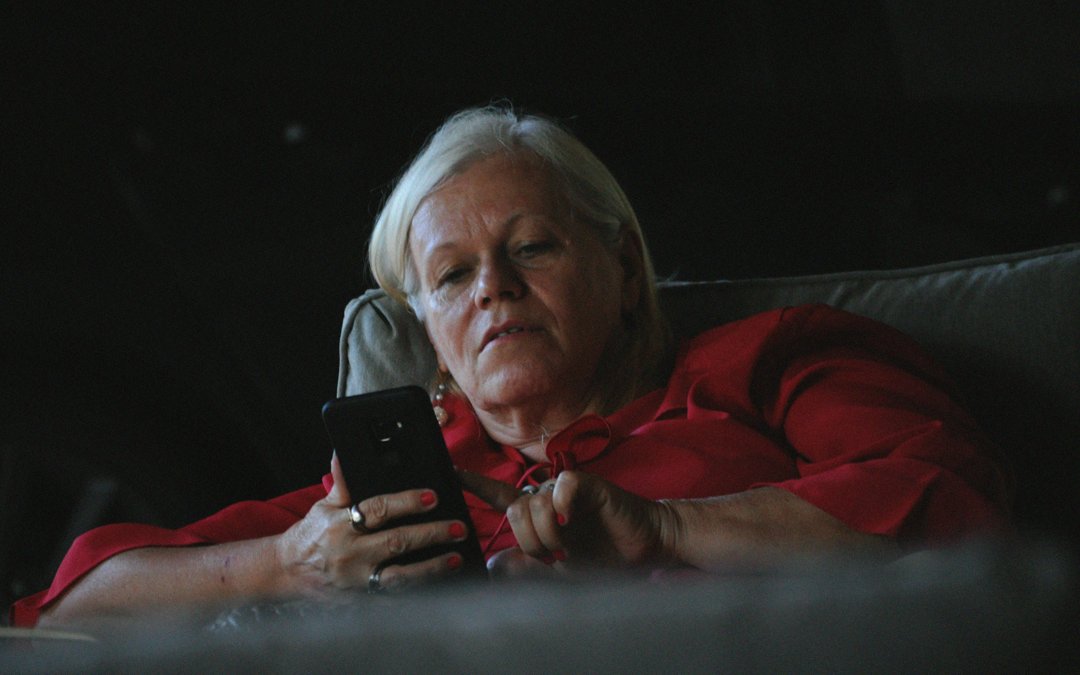 An upset woman using her phone | Source: Unsplash