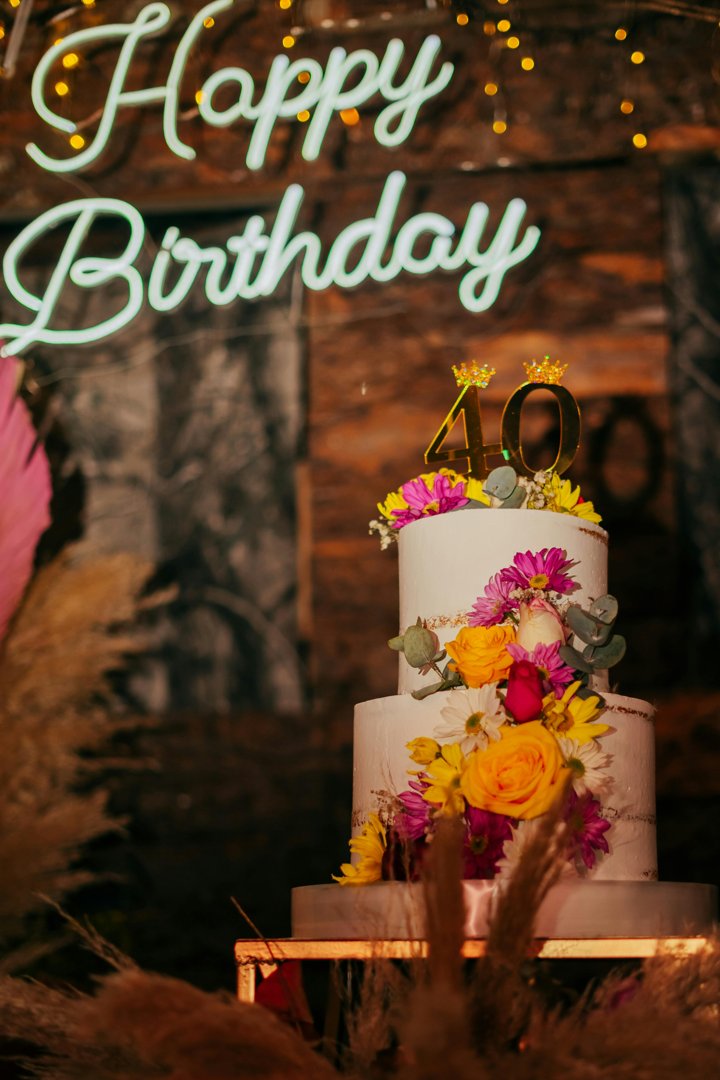 A floral birthday cake | Source: Pexels