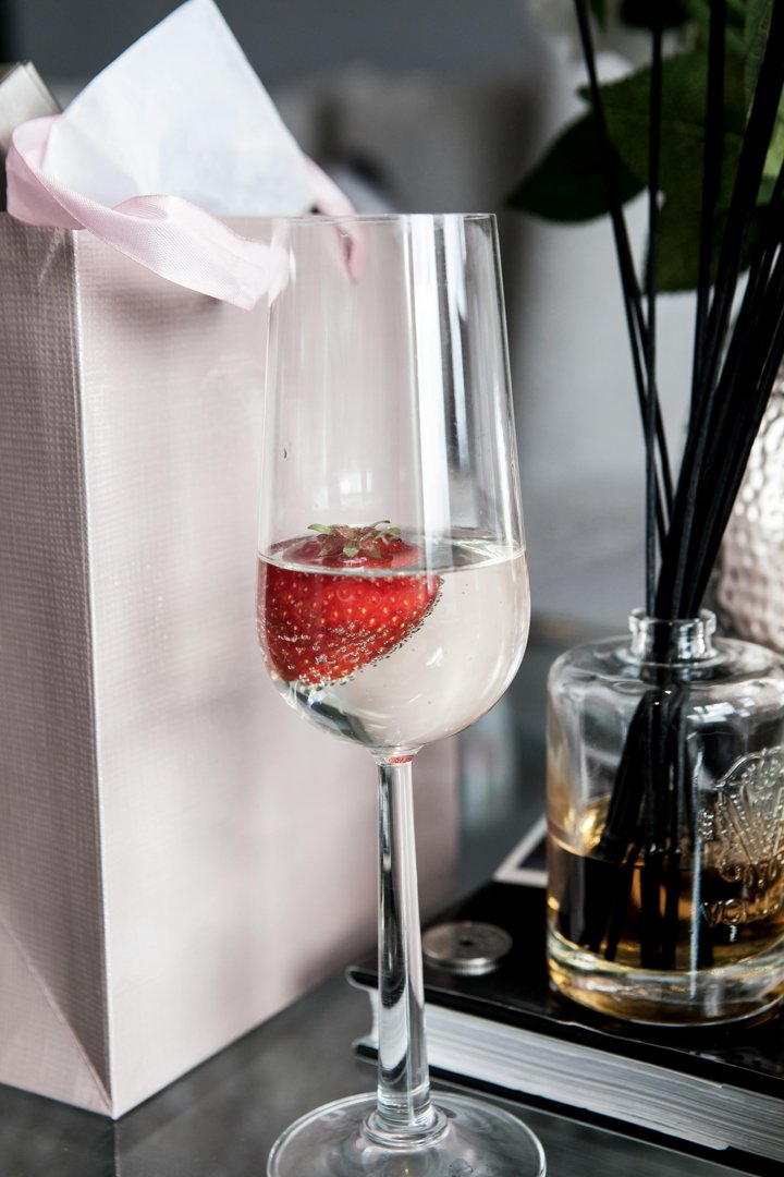 A gift bag on a table | Source: Pexels