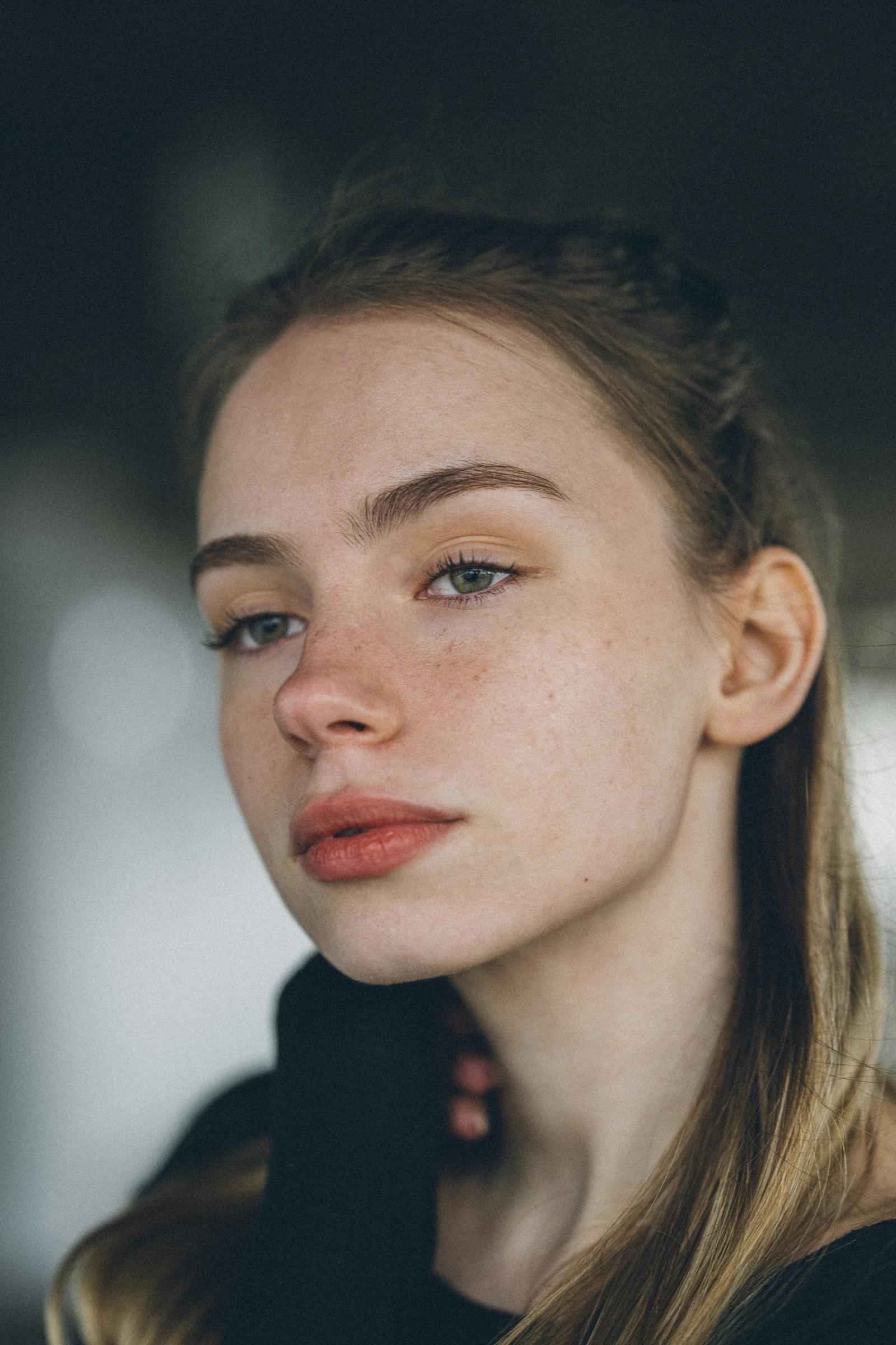 A pensive teenage girl | Source: Unsplash