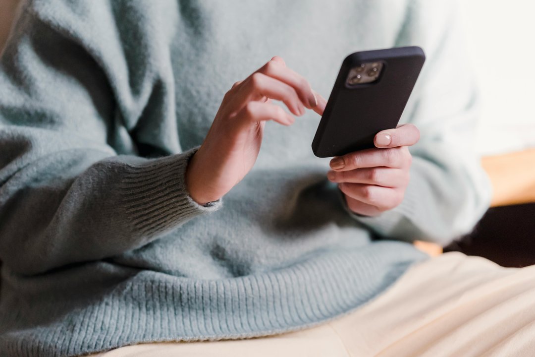 A woman holding a cellphone | Source: Pexels