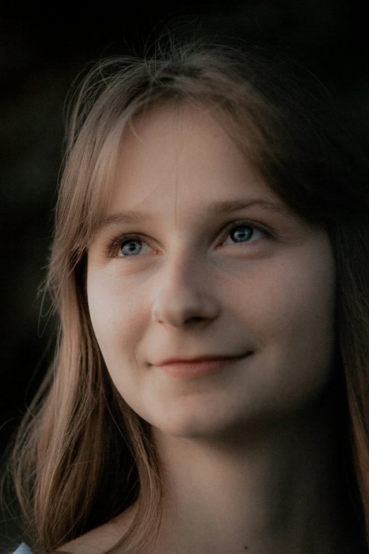 A smiling teen girl | Source: Unsplash
