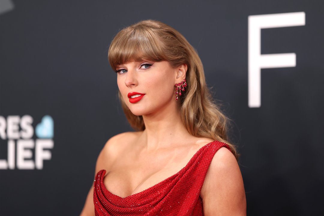 Swift, now 35, stunned at the 2025 Grammy Awards in Los Angeles with a look that was pure pop star polish. Wearing a shimmering red gown with dramatic draping and bold red lips to match, she embodied confidence with a cinematic edge. From her sculpted waves to her statement earrings, every detail was designed to dazzle — and it did.