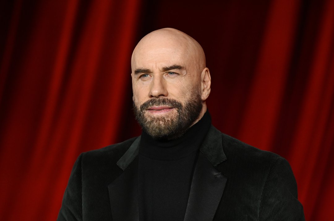 Travolta, also 71, attended the Academy Museum Gala in Los Angeles with a strikingly different presence. Dressed in a black turtleneck and matching velvet blazer, his shaved head and full beard gave him a bold, sculpted look. With a piercing gaze and polished styling, he leaned into a sleeker, more stylized version of age — one that demanded attention.