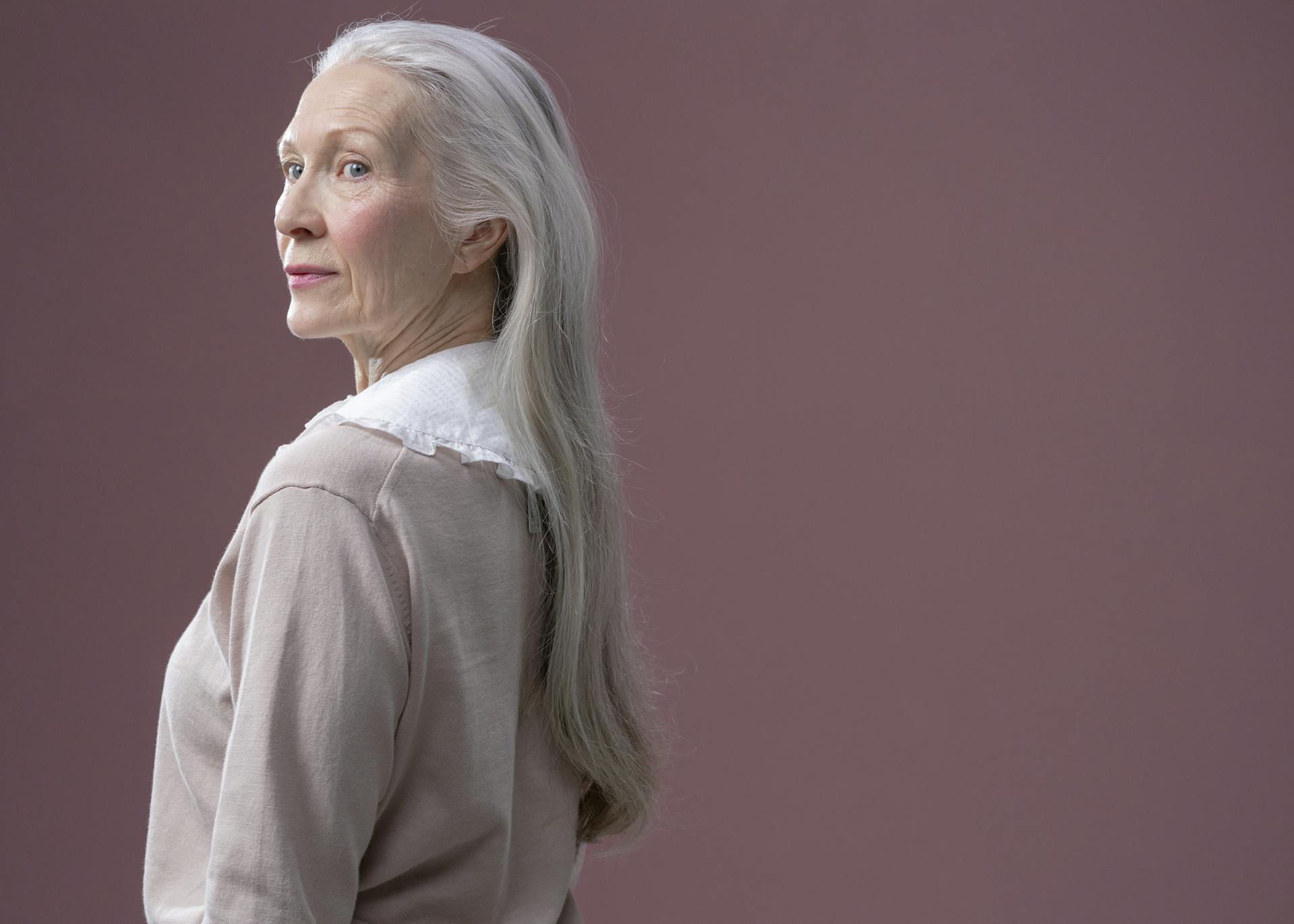 A senior woman looking over her shoulder | Source: Pexels