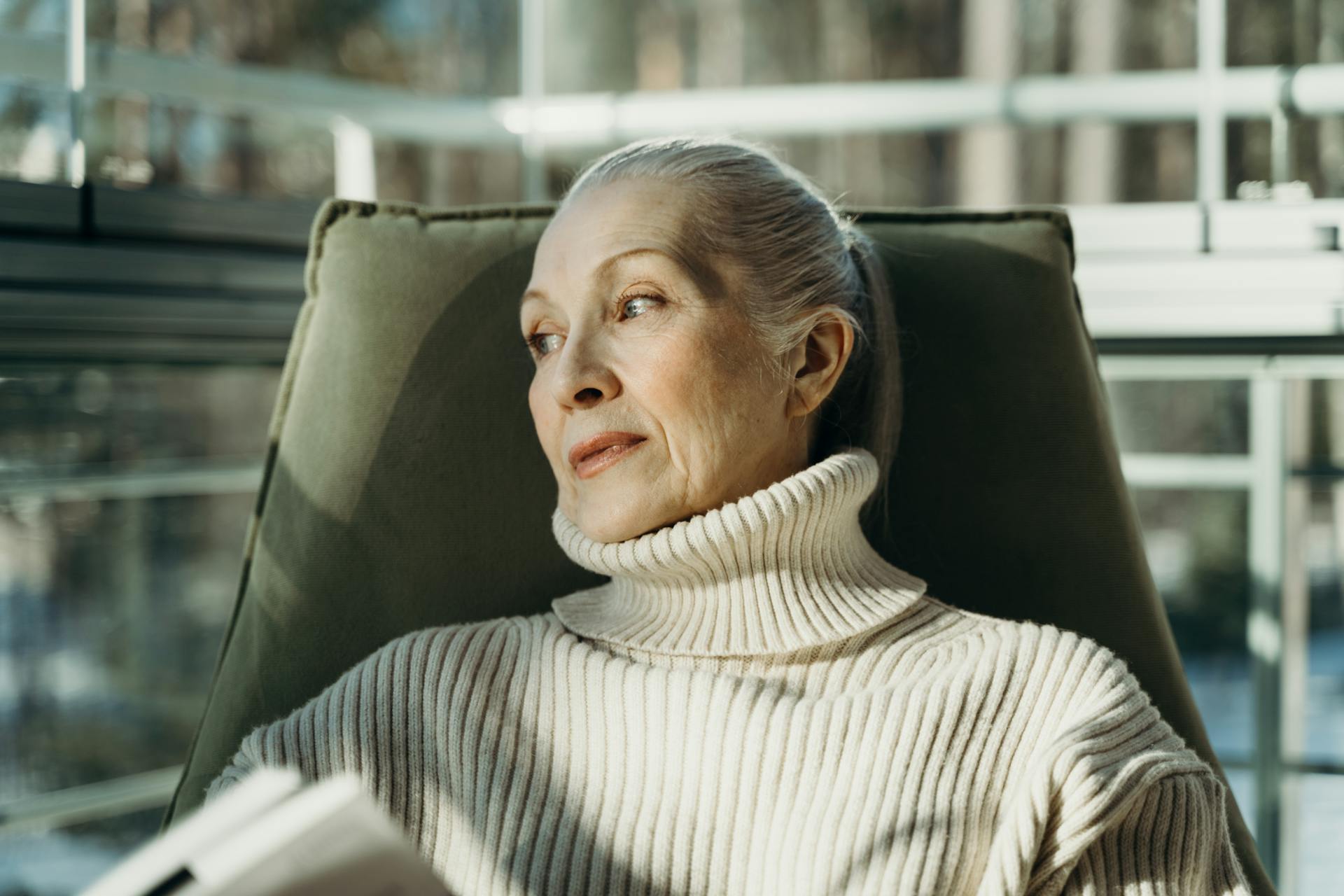 A distressed senior woman sitting on a chair | Source: Pexels