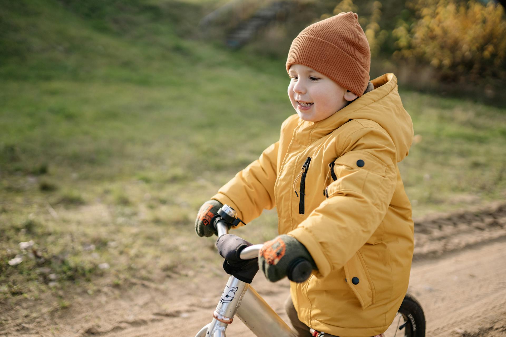 A little boy riding a cycle | Source: Pexels