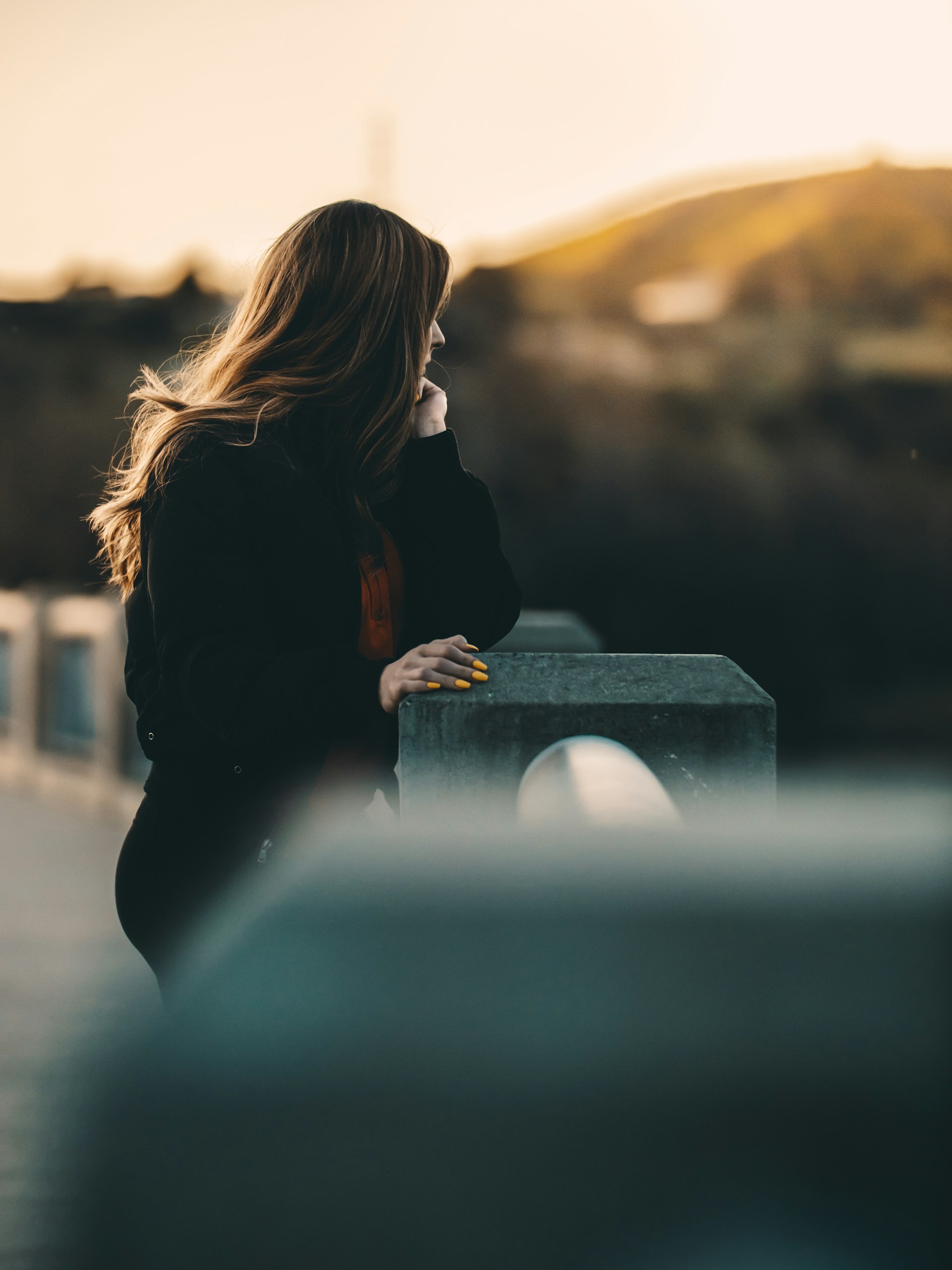 A sad woman standing on a bridge | Source: Unsplash