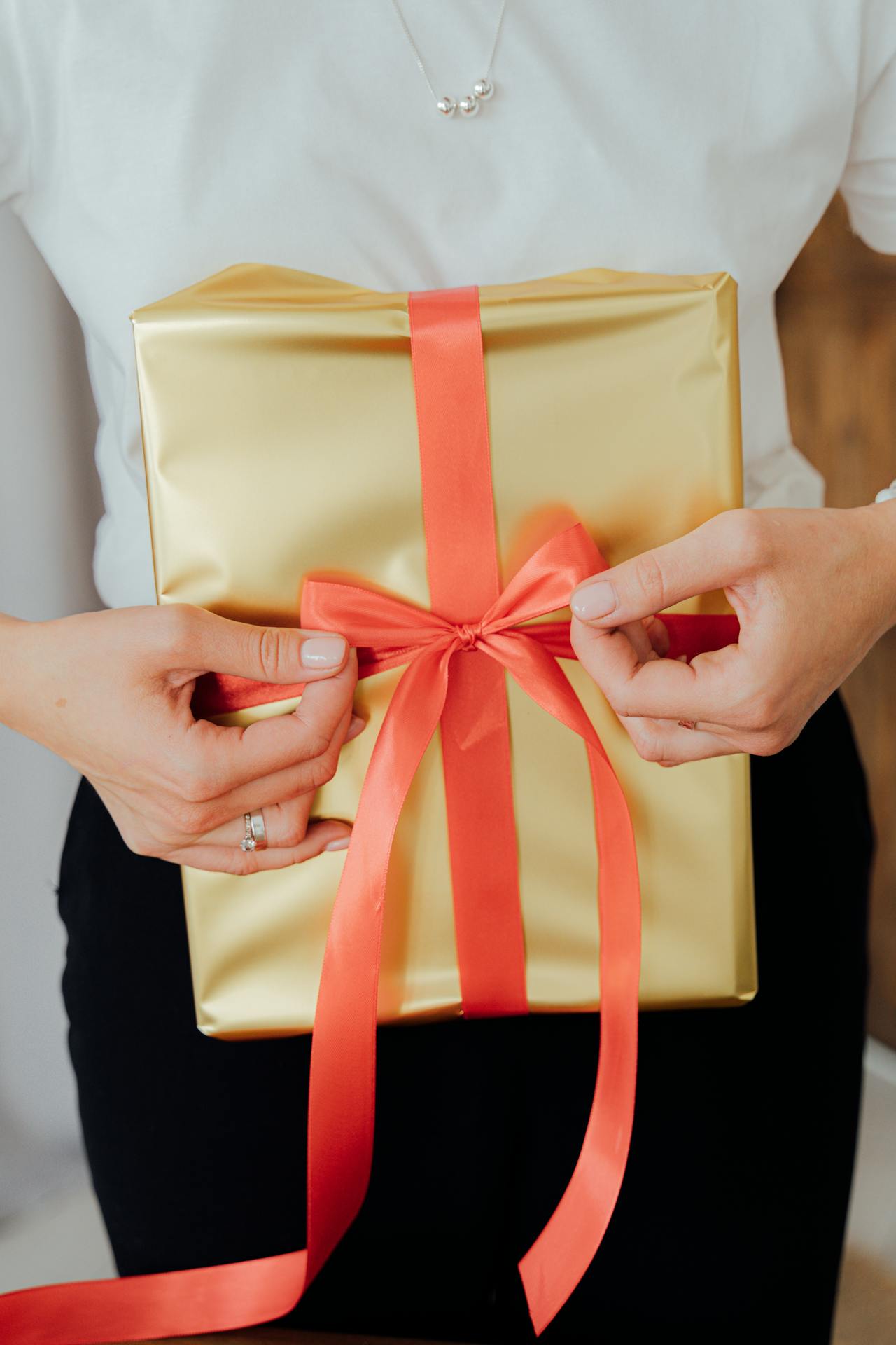 A woman holding a gift box | Source: Pexels