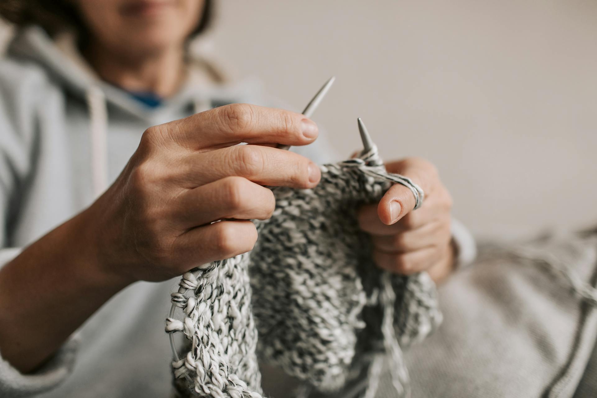 A woman knitting | Source: Pexels