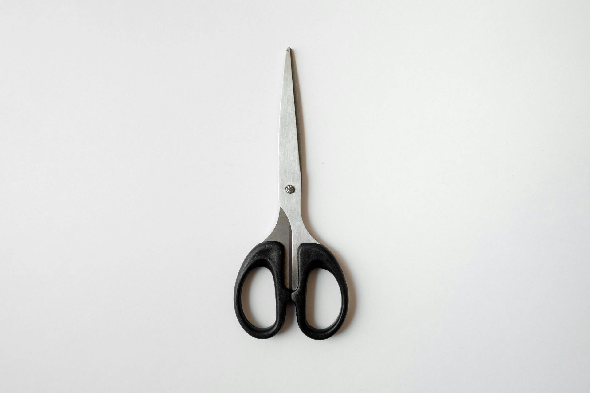 Scissors on a table | Source: Pexels
