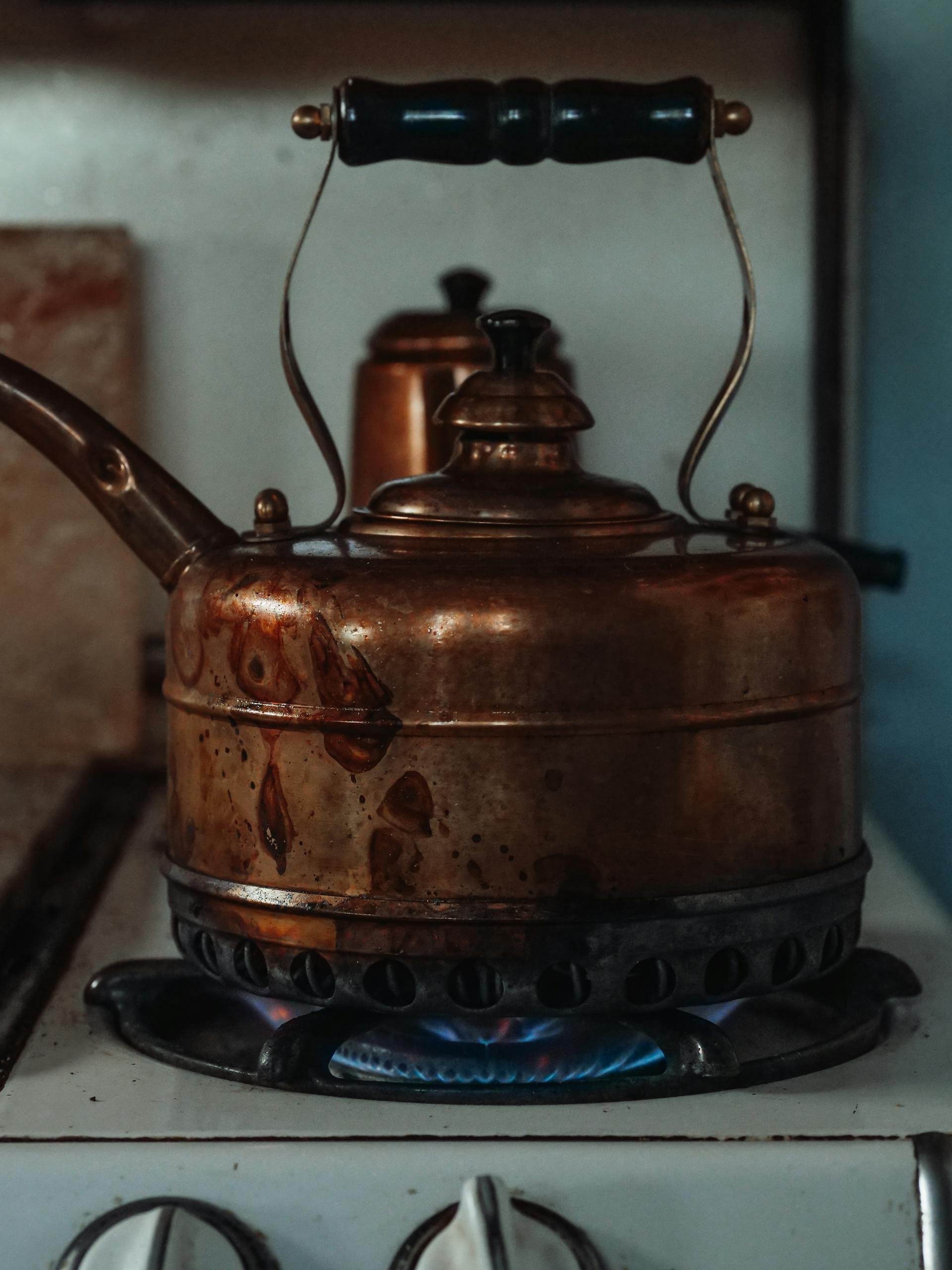 A kettle on a gas stove | Source: Pexels