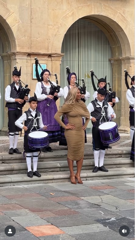 Serena Williams poses for a photo as the bagpipes played, as seen from a video clip dated October 23, 2025 | Source: Instagram/fundacionprincesadeasturias