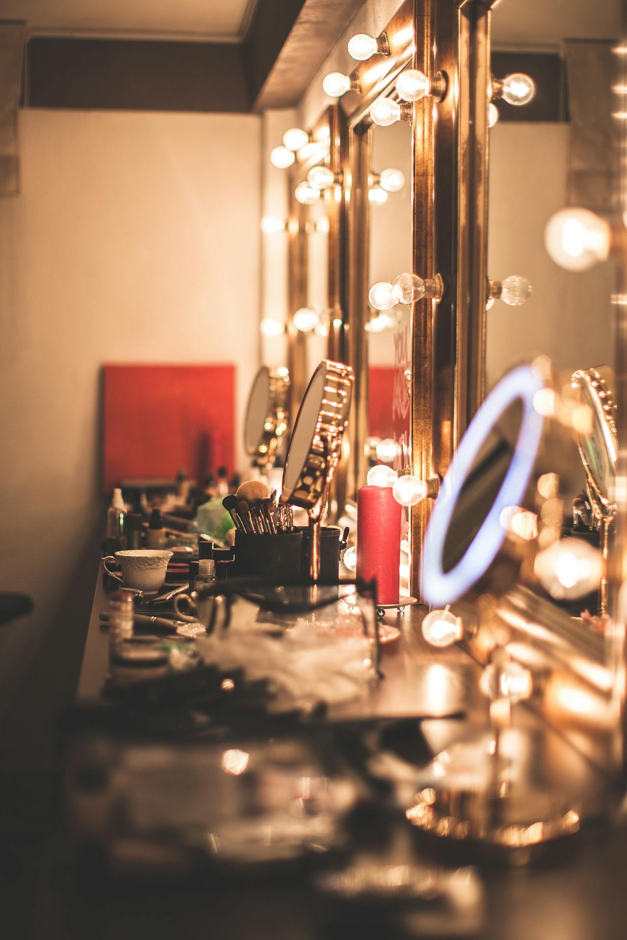 A dressing room with vanity mirrors | Source: Pexels