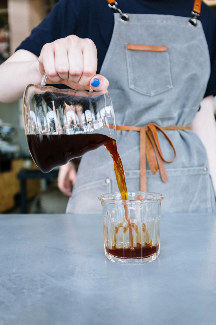 A barista pouring coffee | Source: Pexels