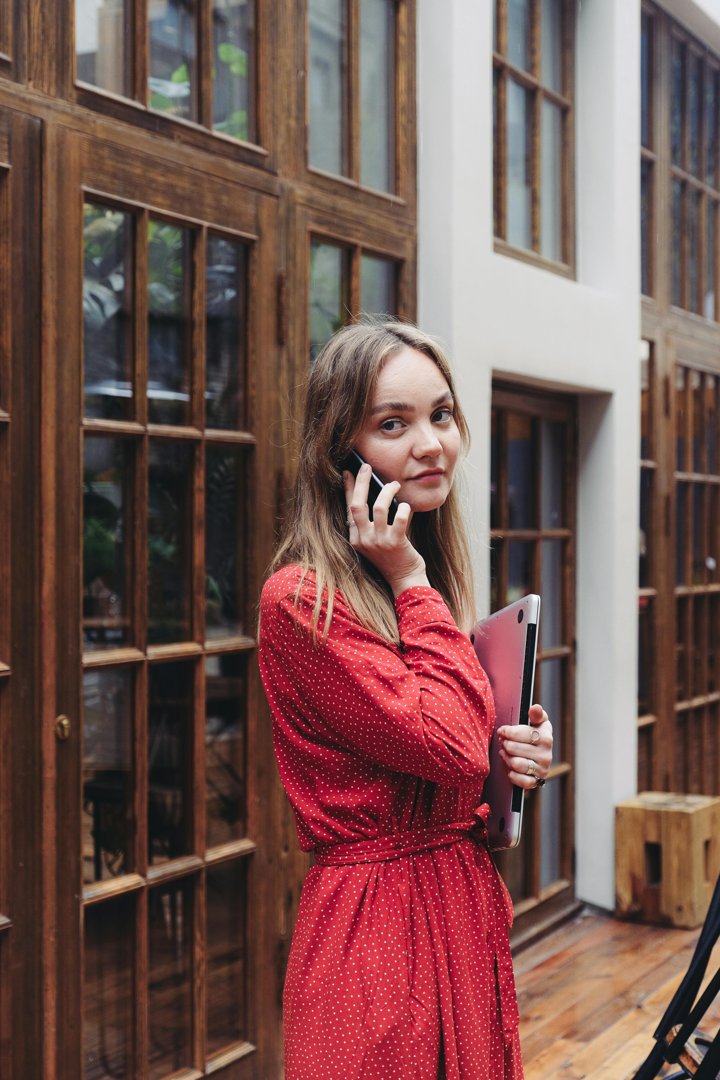 A woman talking on her phone | Source: Pexels