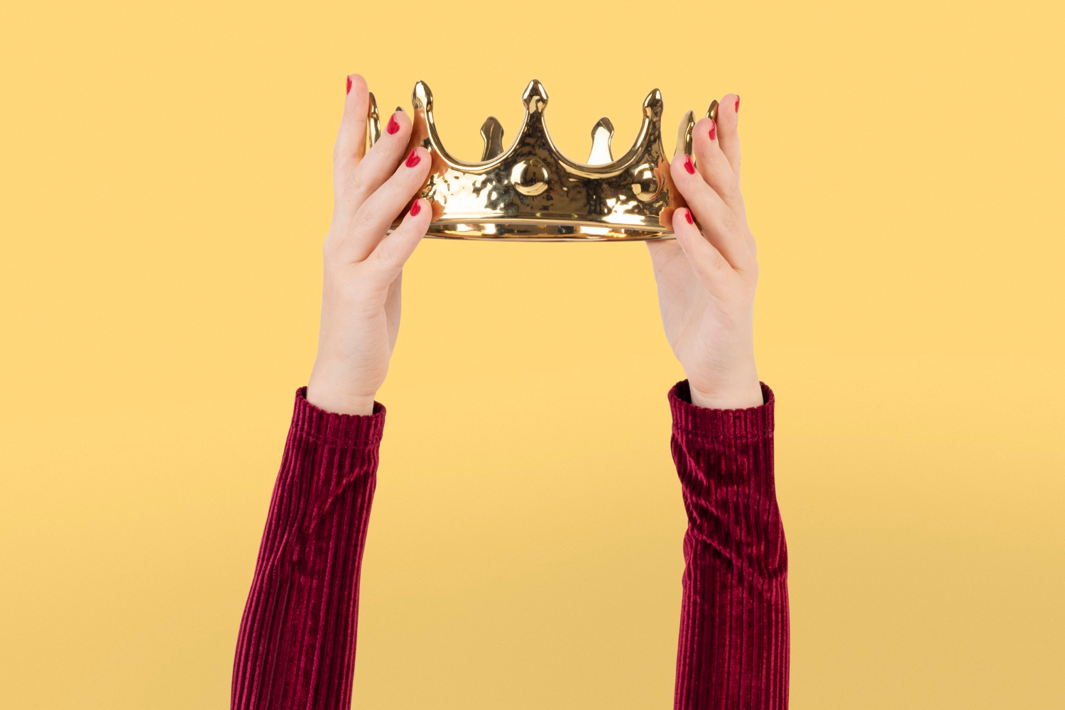 A young girl holding a crown | Source: Freepik