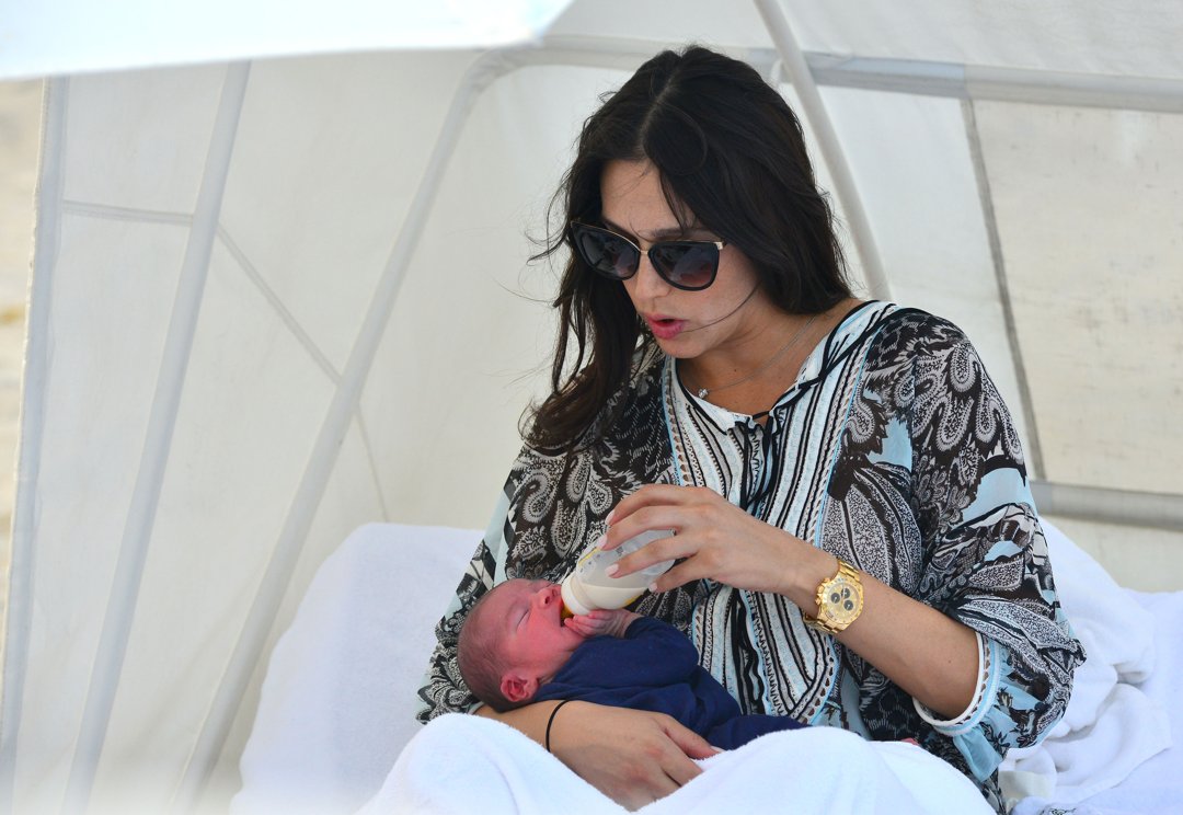 Lauren Silverman seen at the beach with her newborn son, Eric Cowell, on February 23, 2014, in Miami, Florida | Source: Getty Images
